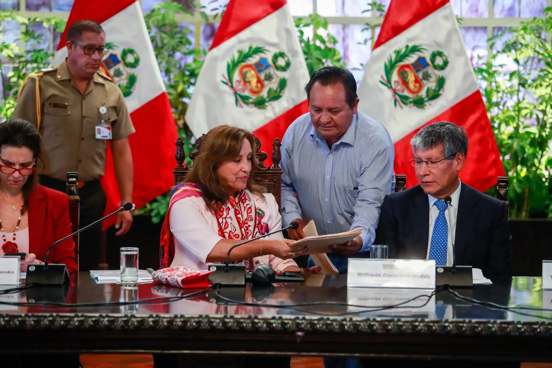 Presidenta Dina Boluarte se reunió hoy con el gobernador regional de Ayacucho y 40 alcaldes distritales y provinciales para coordinar proyectos destinados a impulsar el crecimiento y desarrollo de dicha jurisdicción. Foto: ANDINA/ Prensa Presidencia