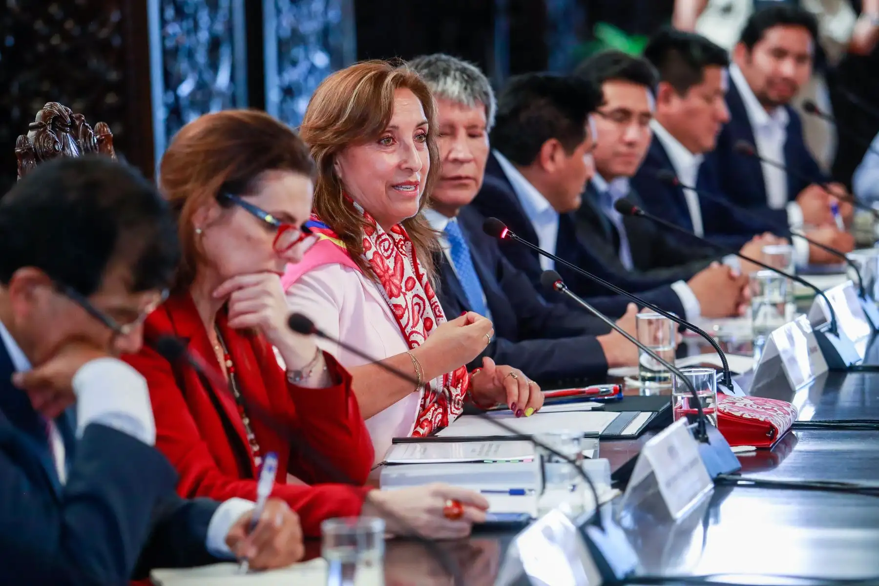 Presidenta Dina Boluarte se reunió hoy con el gobernador regional de Ayacucho y 40 alcaldes distritales y provinciales para coordinar proyectos destinados a impulsar el crecimiento y desarrollo de dicha jurisdicción. Foto: ANDINA/ Prensa Presidencia