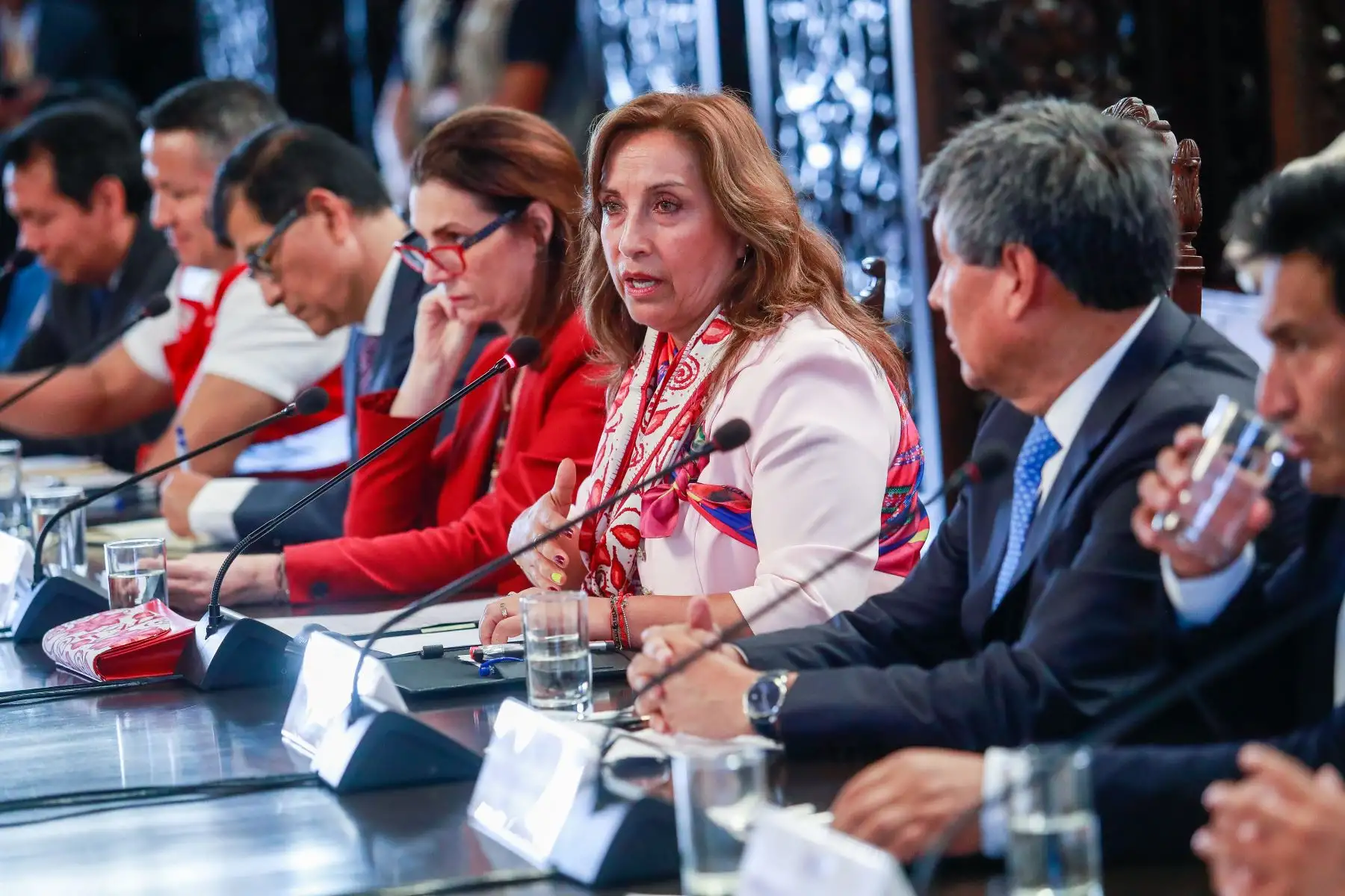 Presidenta Dina Boluarte se reunió hoy con el gobernador regional de Ayacucho y 40 alcaldes distritales y provinciales para coordinar proyectos destinados a impulsar el crecimiento y desarrollo de dicha jurisdicción. Foto: ANDINA/ Prensa Presidencia