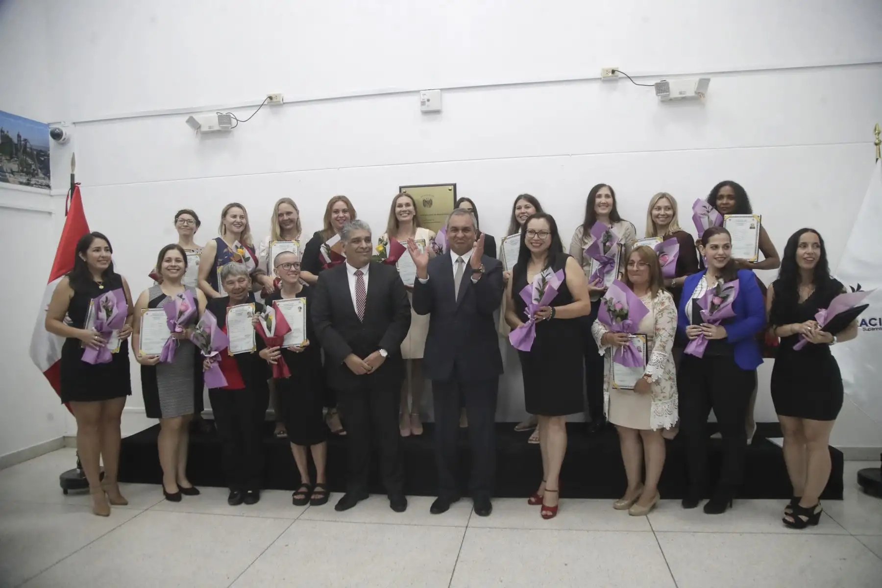 El Ministro del Interior, Vicente Romero Fernández encabezó la ceremonia de nacionalización de ciudadanas extranjeras en la sede de Migraciones.

Foto: ANDINA/Juan Carlos Guzmán Negrini.