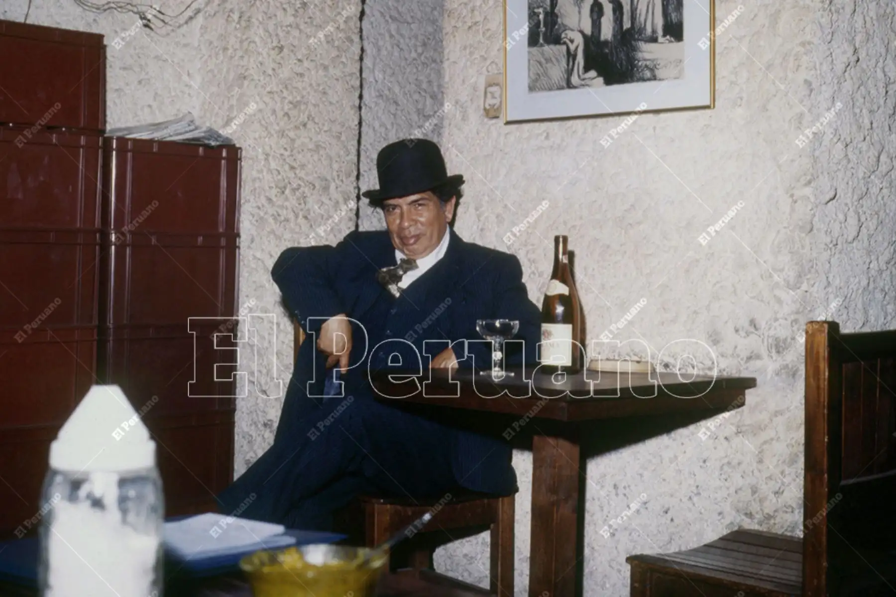 Pintor Víctor Humareda  en el bar café Bon Buffet de la avenida La Colmena. 
Foto: Archivo Histórico de El Peruano.