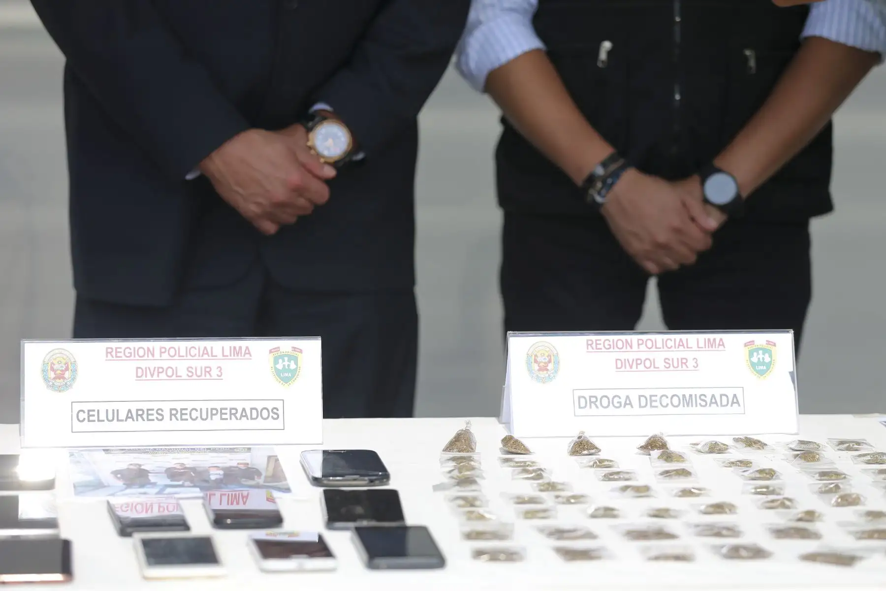 Entre los objetos incautados se pudieron encontrar armas, sustancias adictivas ilegales y objetos robados.  Además, se expusieron los casos de capturas exitosas de las últimas semanas. Estas acciones forman parte del plan de acción para el fortalecimiento de la seguridad ciudadana. Foto: ANDINA/Tatiana Gamarra