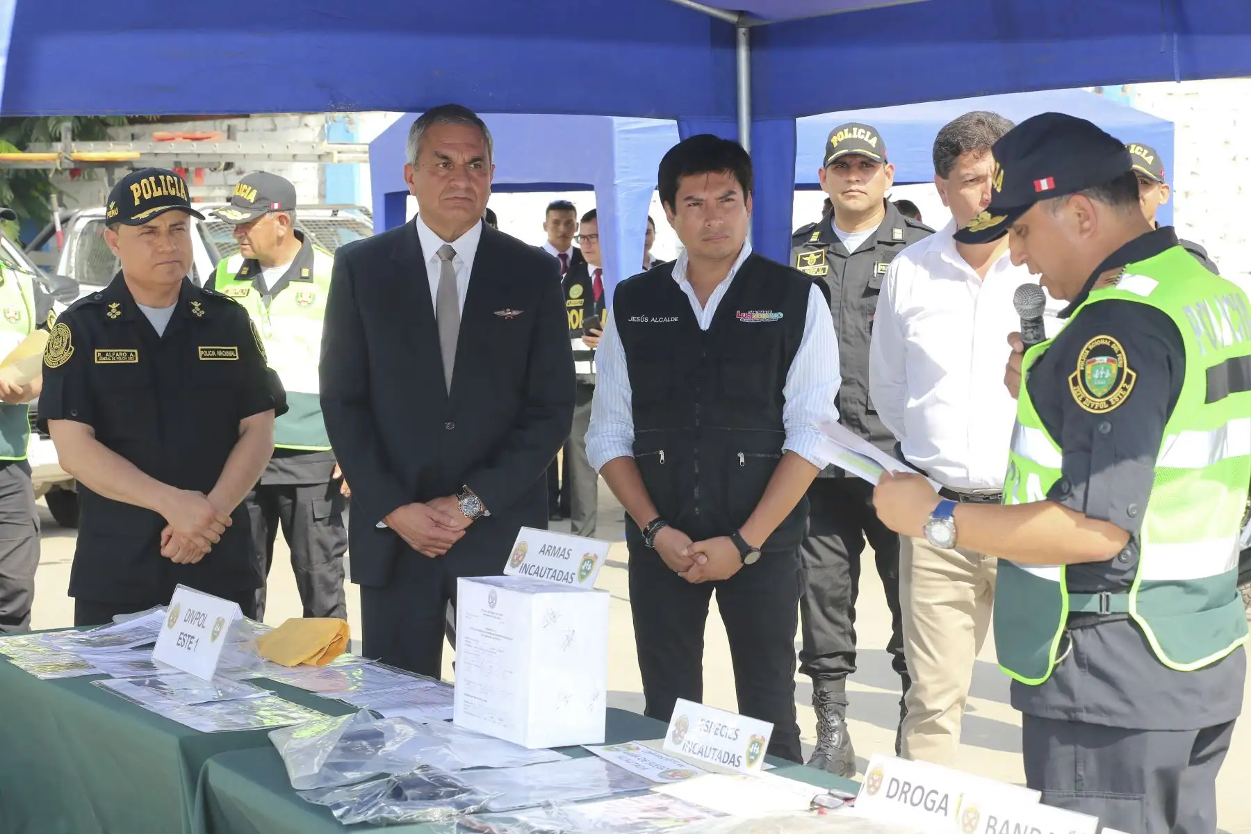 Entre los objetos incautados se pudieron encontrar armas, sustancias adictivas ilegales, objetos robados y además se expusieron los casos de capturas exitosos en las últimas semanas. Estas acciones forman parte del plan de acción para el fortalecimiento de la seguridad ciudadana. Foto: ANDINA/Tatiana Gamarra