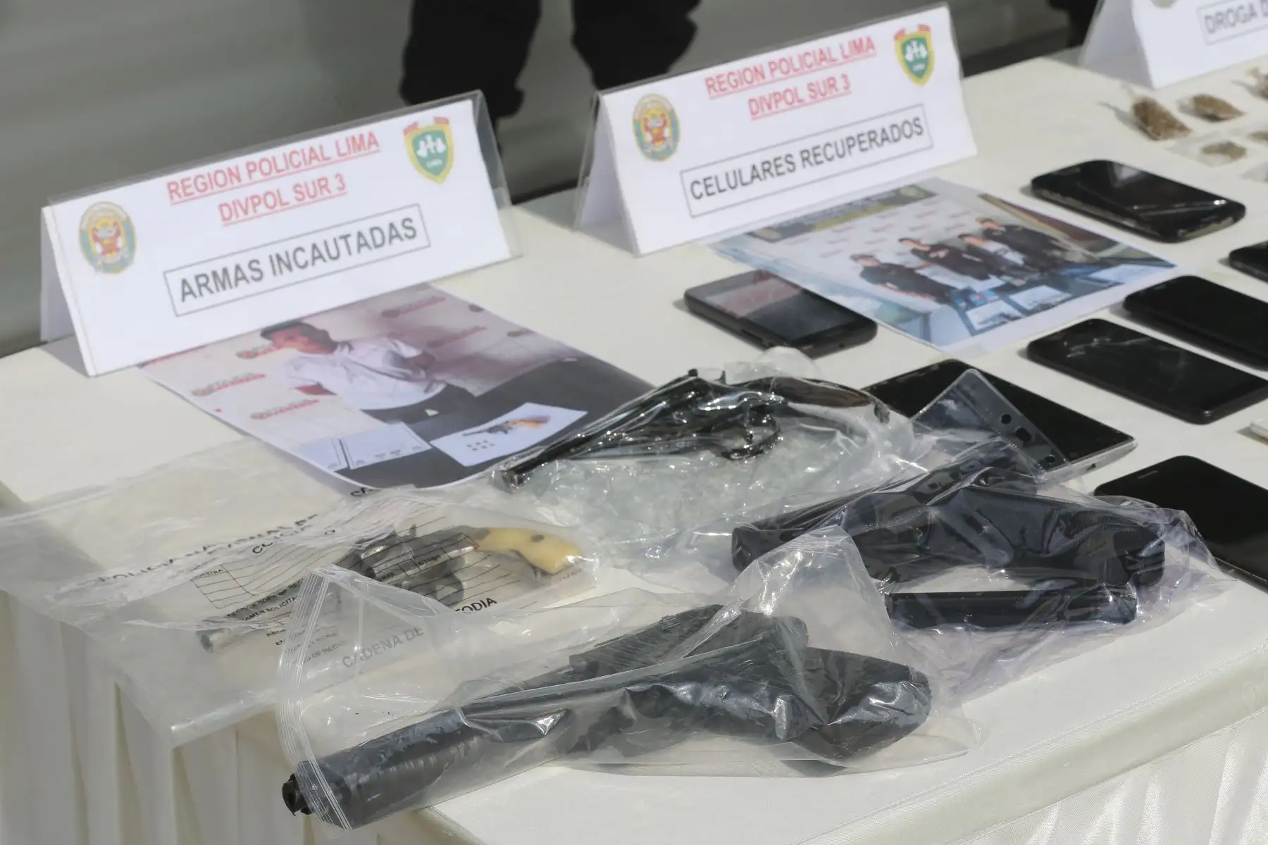 Entre los objetos incautados se pudieron encontrar armas, sustancias adictivas ilegales y objetos robados.  Además, se expusieron los casos de capturas exitosas de las últimas semanas. Estas acciones forman parte del plan de acción para el fortalecimiento de la seguridad ciudadana. Foto: ANDINA/Tatiana Gamarra