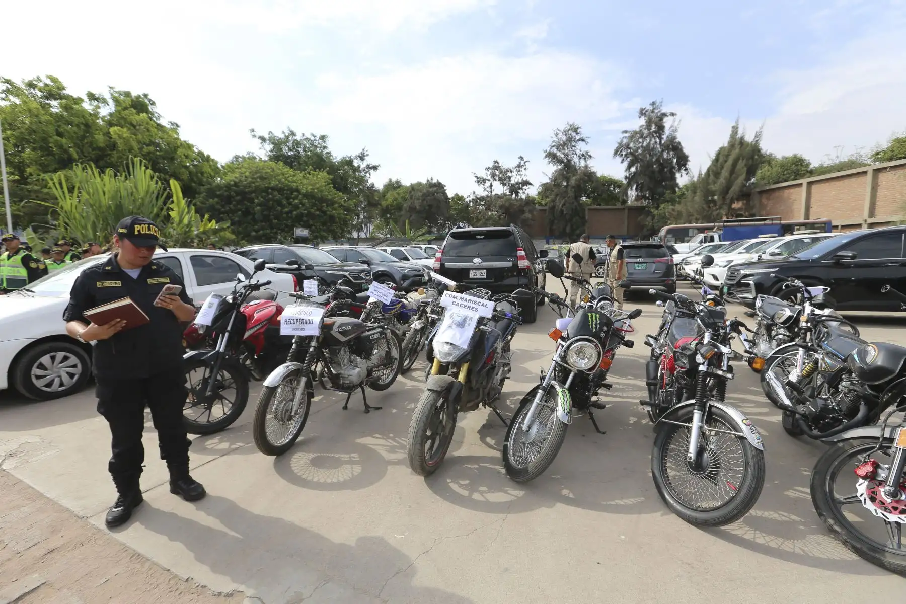 Entre los objetos incautados se pudieron encontrar armas, sustancias adictivas ilegales y objetos robados.  Además, se expusieron los casos de capturas exitosas de las últimas semanas. Estas acciones forman parte del plan de acción para el fortalecimiento de la seguridad ciudadana. Foto: ANDINA/Tatiana Gamarra