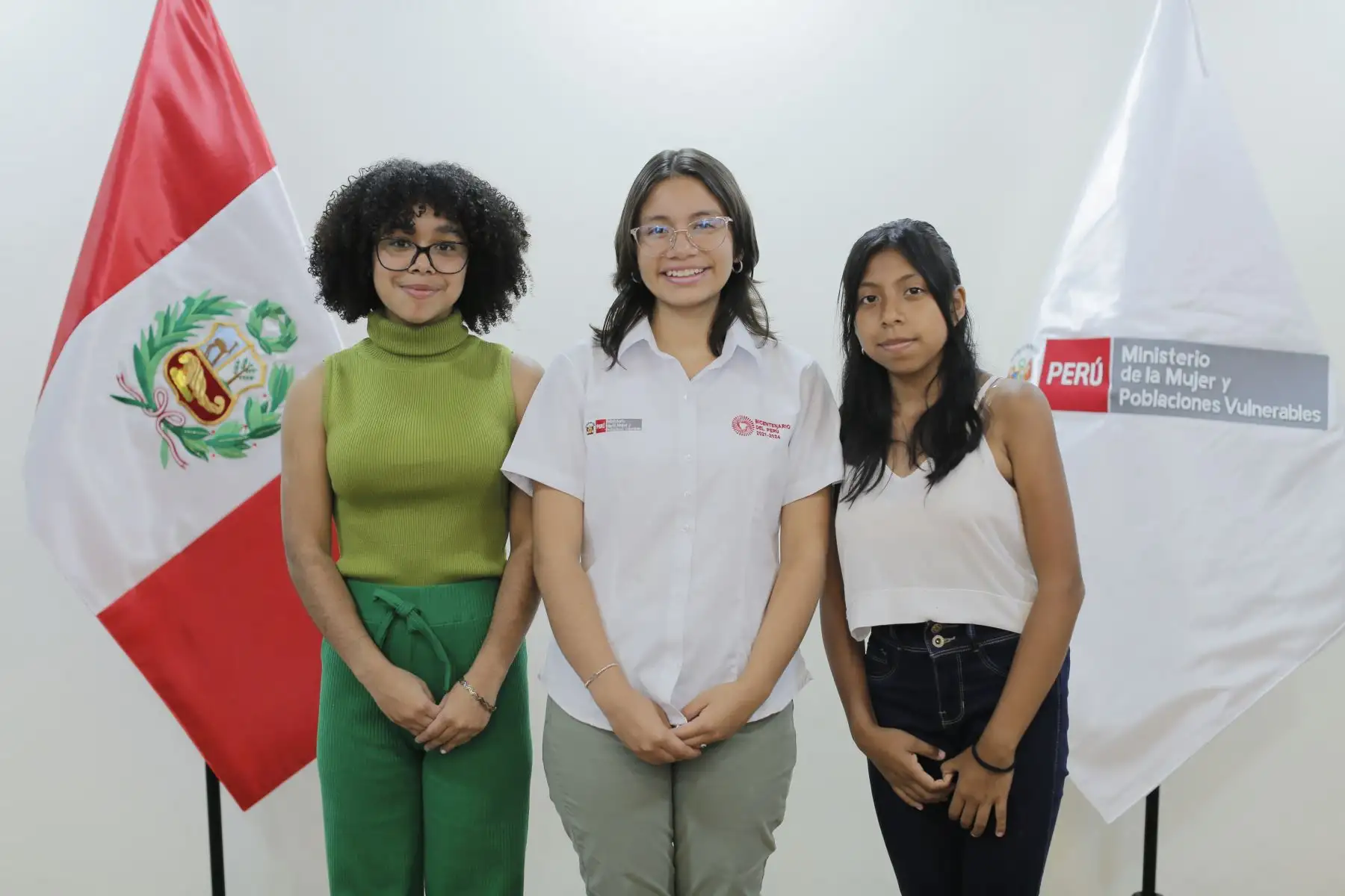 Xiomara Rosemary Rocca Luna de 15 años, Fernanda Sarai Torres Santisteban de 12 y Leonela Rebeca Carrasco Gonzáles de 13 asumieron el cargo de ministra de la Mujer y Poblaciones Vulnerables; viceministra de la Mujer y viceministra de Poblaciones Vulnerables, respectivamente. Ellas recibieron la entrega simbólica de la investidura de manos de la titular del sector, Nancy Tolentino Gamarra.
Foto: ANDINA/MIMP