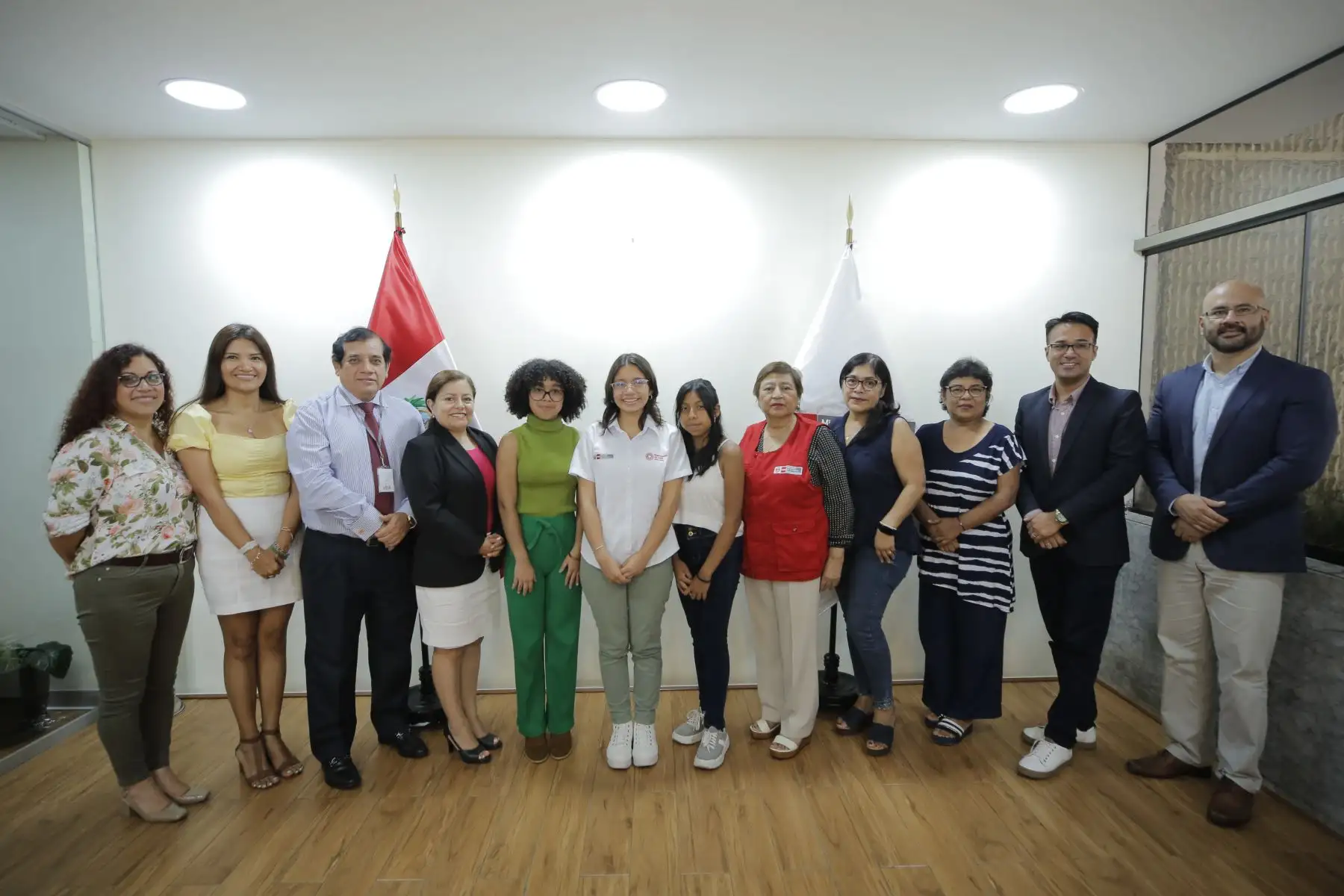 Con el objetivo de impulsar el liderazgo y el empoderamiento de las niñas y adolescentes como agentes activas en el desarrollo de iniciativas, medidas y políticas públicas que protegen y fortalecen el ejercicio de sus derechos, tres adolescentes pertenecientes al Consejo Consultivo de Niñas, Niños y Adolescentes (CCONA) fueron designadas como ministra y viceministras del Ministerio de la Mujer y Poblaciones Vulnerables (MIMP), en el marco del Día Internacional de la Mujer a conmemorarse este 8 de marzo.
Fo