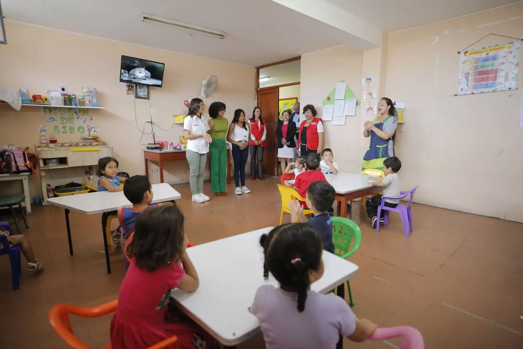 Tras asumir el cargo, las tres autoridades visitaron las instalaciones de la Línea 100, servicio del Programa Nacional Aurora; el Centro de Atención Residencial (CAR) San Miguel Arcángel en San Miguel y el Centro de Desarrollo Integral de la Familia (CEDIF) Pestalozzi en el Cercado de Lima, con el  objetivo de conocer los servicios brindados por el MIMP e informarse al detalle sobre el funcionamiento, alcance y beneficio de los mismos. 
Foto: ANDINA/MIMP