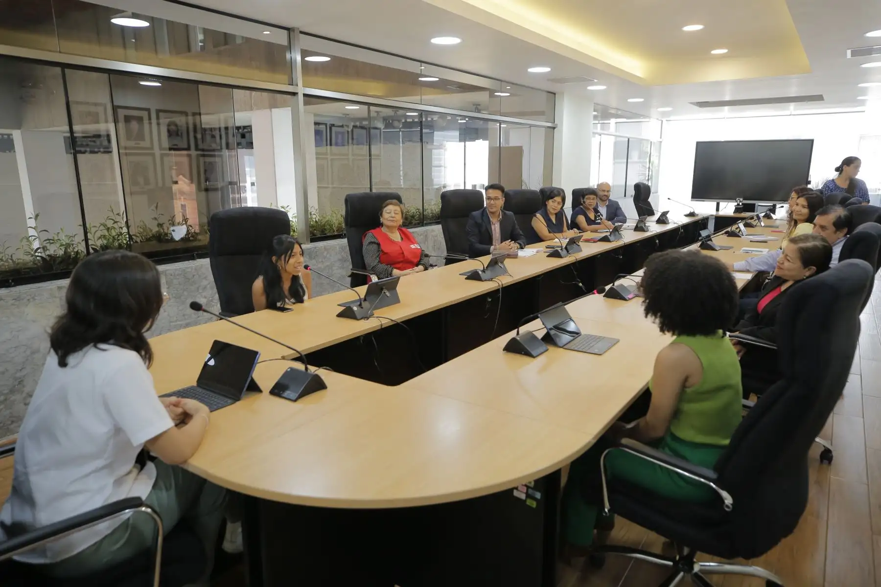 Con el objetivo de impulsar el liderazgo y el empoderamiento de las niñas y adolescentes como agentes activas en el desarrollo de iniciativas, medidas y políticas públicas que protegen y fortalecen el ejercicio de sus derechos, tres adolescentes pertenecientes al Consejo Consultivo de Niñas, Niños y Adolescentes (CCONA) fueron designadas como ministra y viceministras del Ministerio de la Mujer y Poblaciones Vulnerables (MIMP), en el marco del Día Internacional de la Mujer a conmemorarse este 8 de marzo.
Fo