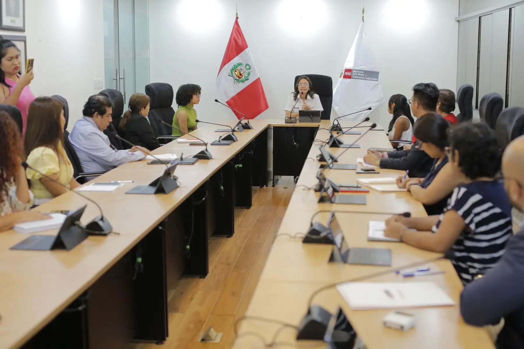 Con el objetivo de impulsar el liderazgo y el empoderamiento de las niñas y adolescentes como agentes activas en el desarrollo de iniciativas, medidas y políticas públicas que protegen y fortalecen el ejercicio de sus derechos, tres adolescentes pertenecientes al Consejo Consultivo de Niñas, Niños y Adolescentes (CCONA) fueron designadas como ministra y viceministras del Ministerio de la Mujer y Poblaciones Vulnerables (MIMP), en el marco del Día Internacional de la Mujer a conmemorarse este 8 de marzo.
Fo