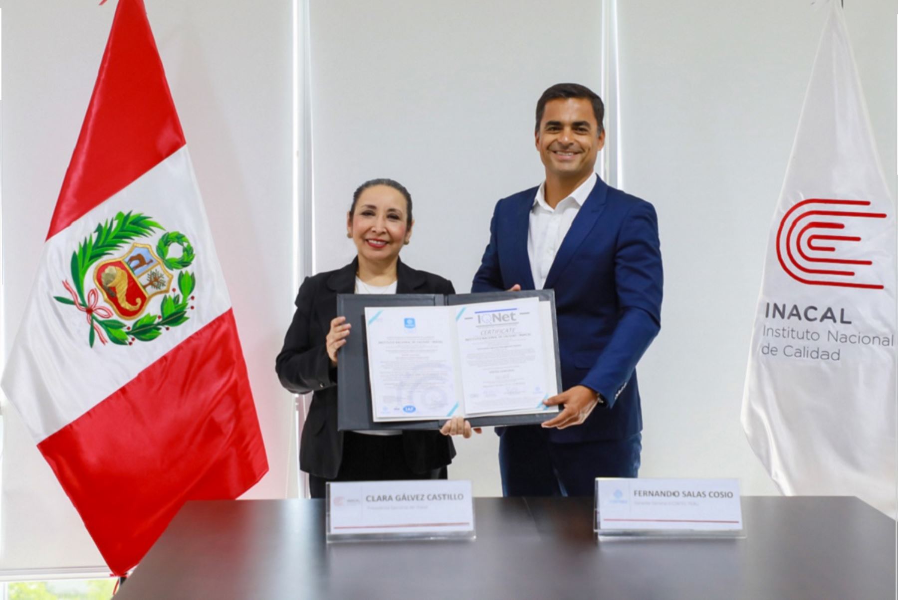 La presidenta ejecutiva del Inacal, Clara Gálvez, recibe del gerente general del Icontec Perú, Fernando Salas Cosio, la certificación de la norma ISO 27001. Foto: Cortesía.