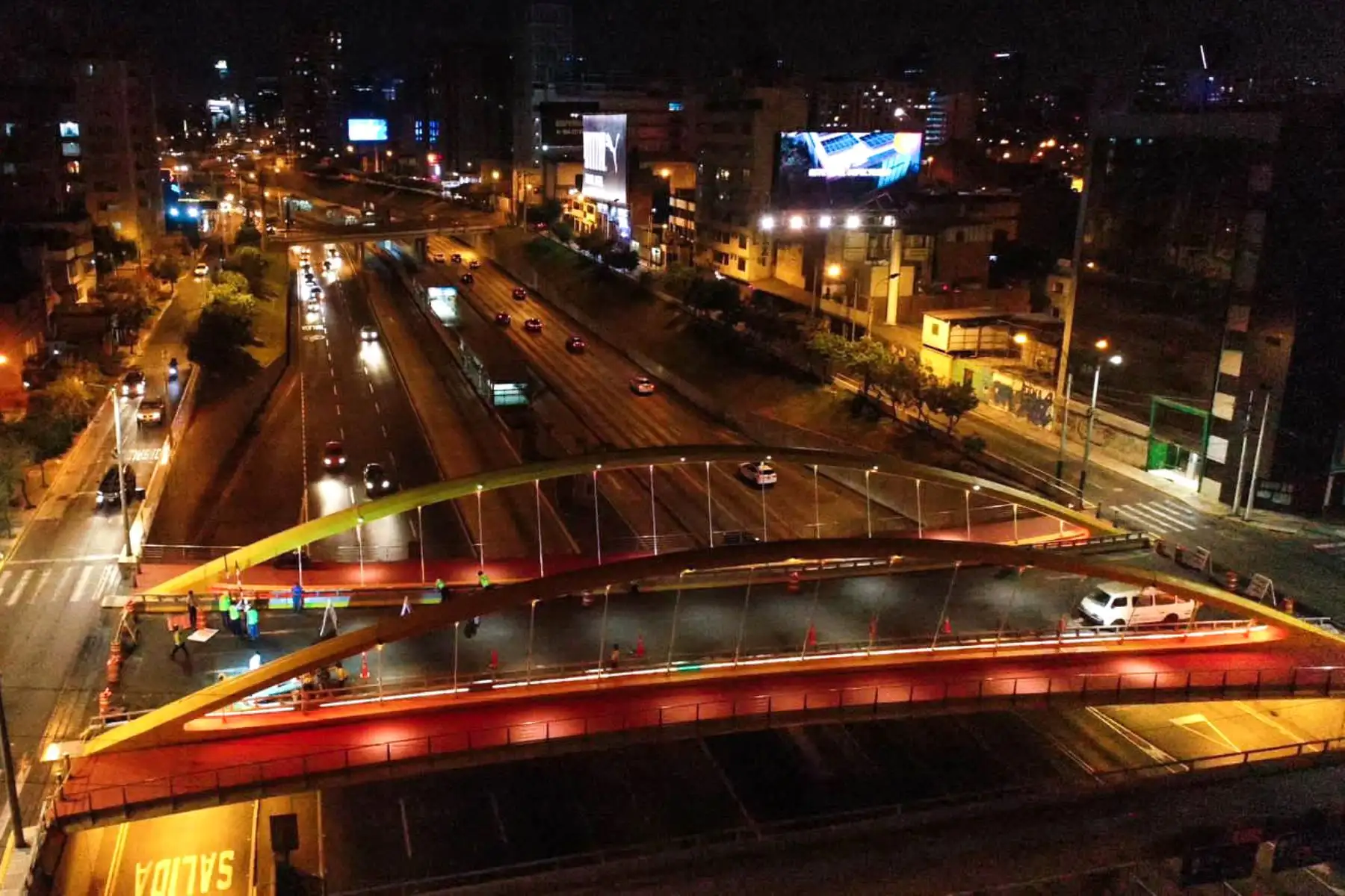 Los trabajos de mantenimiento han permitido que el Puente Metálico Junín recobre su esplendor. Sobre todo, al mostrar su impresionante iluminación led sobre la Vía Expresa de la avenida Paseo de la República, uniendo los distritos de Surquillo y Miraflores. Foto: Municipalidad de Lima