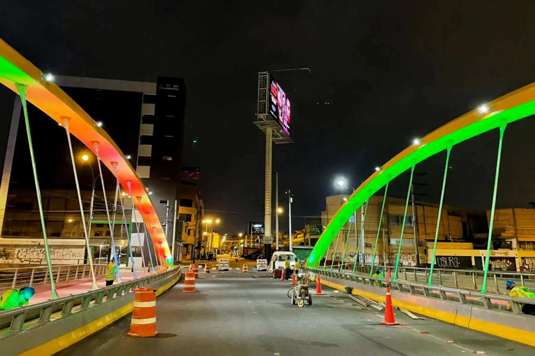 Por medio del Puente Junín el flujo vehicular se torna más fluido y permite orientar el tránsito desde Surquillo hacia Miraflores, llevándolo por la avenida Petit Thouars como par vial de la avenida Arequipa y la propia Vía Expresa hacia el corazón de Lima. Foto: Municipalidad de Lima