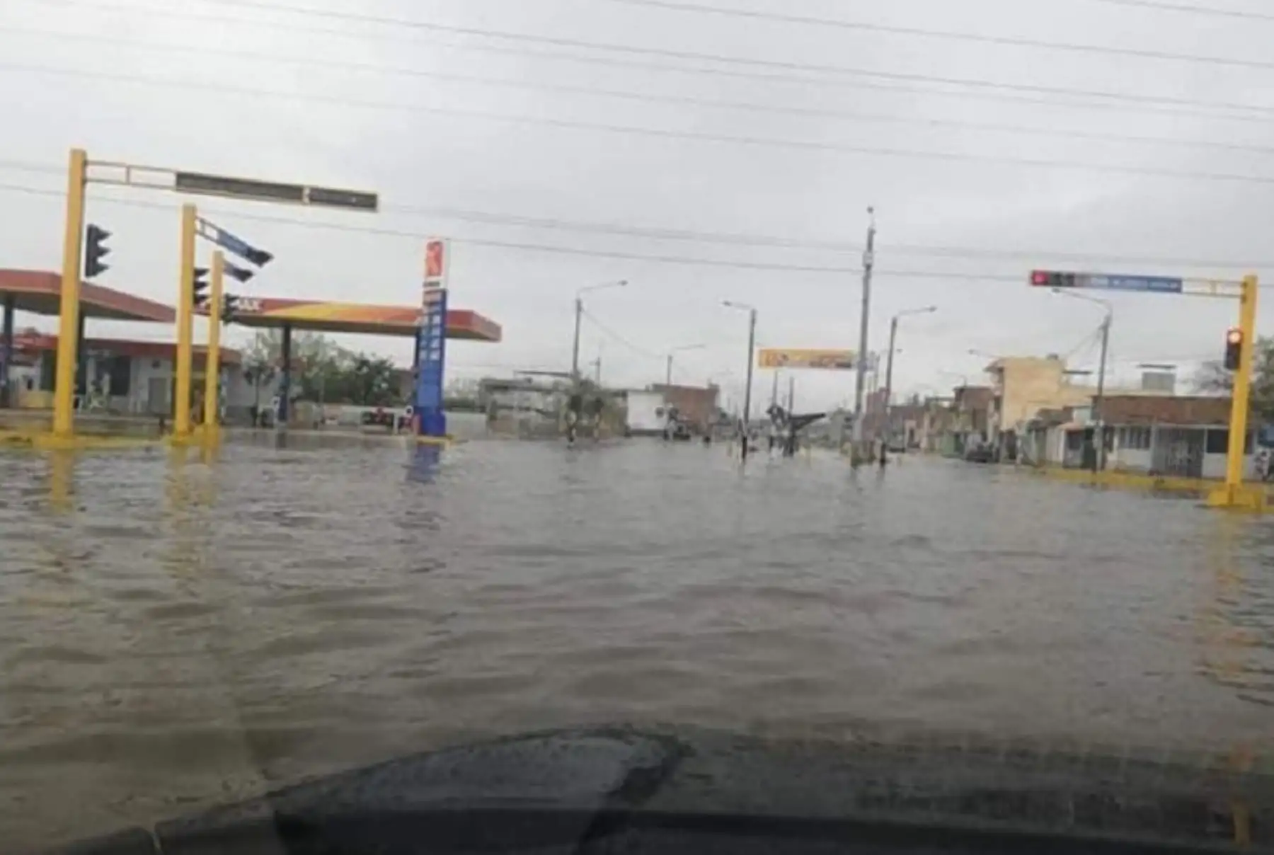 Las calles y avenidas, así como numerosos predios entre viviendas, locales y establecimientos públicos y privados de la ciudad de Piura resultaron anegados debido a la intensa lluvia registrada en las últimas horas.