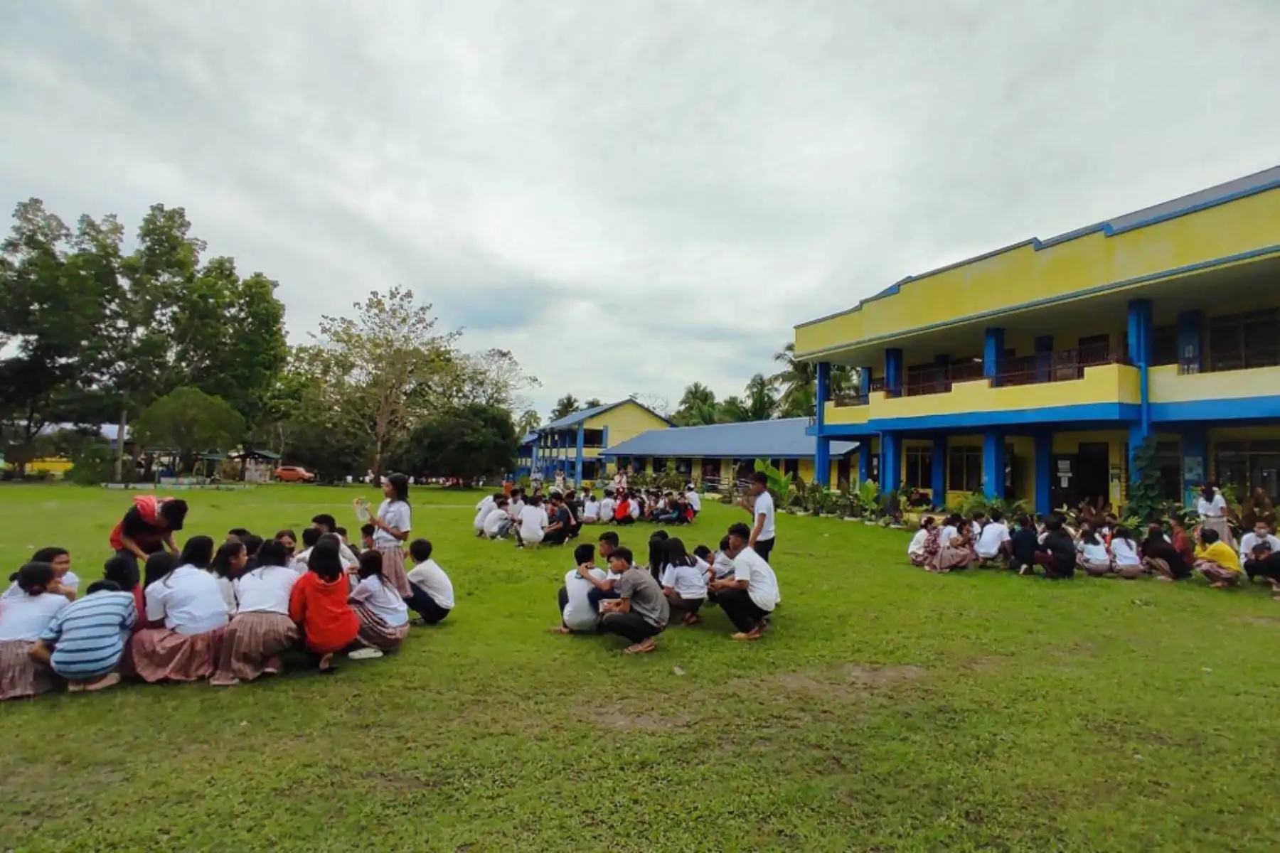 Estudiantes reunidos frente a su escuela en Mati, después de que un terremoto de magnitud 6.0 sacudiera el sur de Filipinas. Foto: AFP
