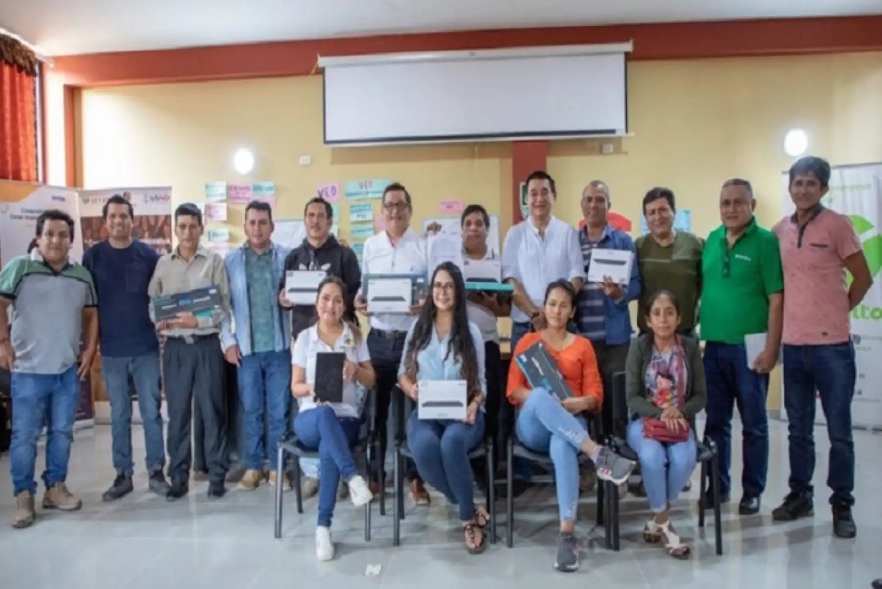 Devida entregó tabletas a productores de las provincias de Tocache y Mariscal Cáceres, en la región San Martín.