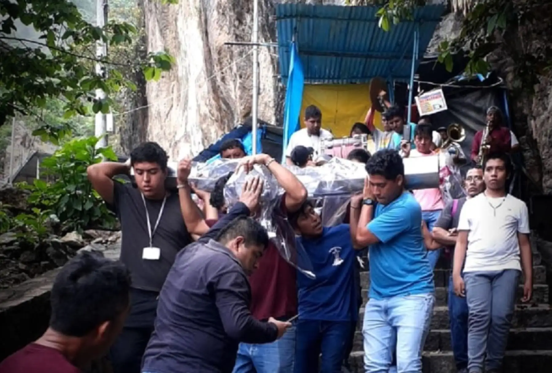 Con el propósito de salvaguardarla de las intensas lluvias que se registran y afectan a diversas localidades de la región Lambayeque, se inició el descenso de la venerada Cruz de Motupe, desde su capilla provisional, ubicada en el cerro Chalpón, hacia la ciudad de Motupe, donde permanecerá hasta el cese de las precipitaciones pluviales.