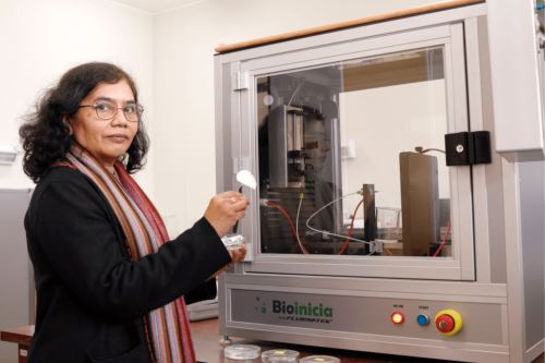 María Quintana es Doctora en Química por la UNI y la Universidad de Uppsala. Posee una maestría en Química e Ingeniería Química por la UNI y ha realizado investigaciones postdoctorales sobre nanomateriales en aplicaciones fotovoltaicas en el Royal Institute of Technology de Estocolmo.