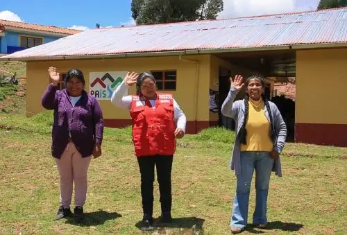 Las fuerzas y ganas para salir adelante han caracterizado a muchas mujeres en nuestro Perú. Tal es el caso de Andrea Sutta y Paulina Huallpa, madres cusqueñas que poco a poco vienen transformando sus vidas, las de sus familias y la de su comunidad, con la crianza de cuyes y gallinas en galpones que implementaron en sus casas, en el distrito de San Sebastián.