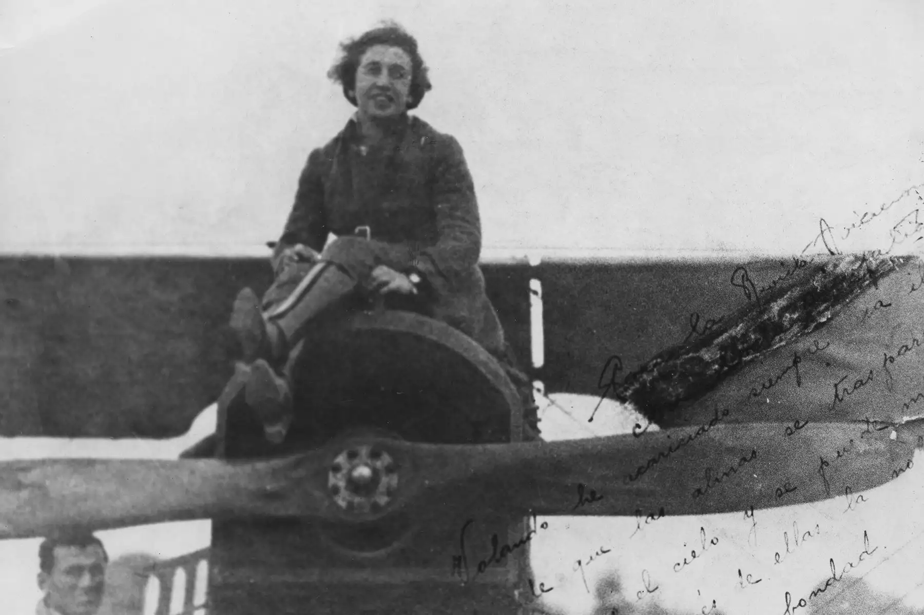 Carmela Combe, la primera aviadora del Perú. En 1920 se inscribe en la Escuela de Aviación Civil de Bellavista y en mayo de 1921, vuela un avión Curtiss Oriole. En 1922 obtiene su brevete de manos de Elmer J. Faucett. 

Foto: Archivo Histórico de EL PERUANO /Reproducción Archivo Familiar