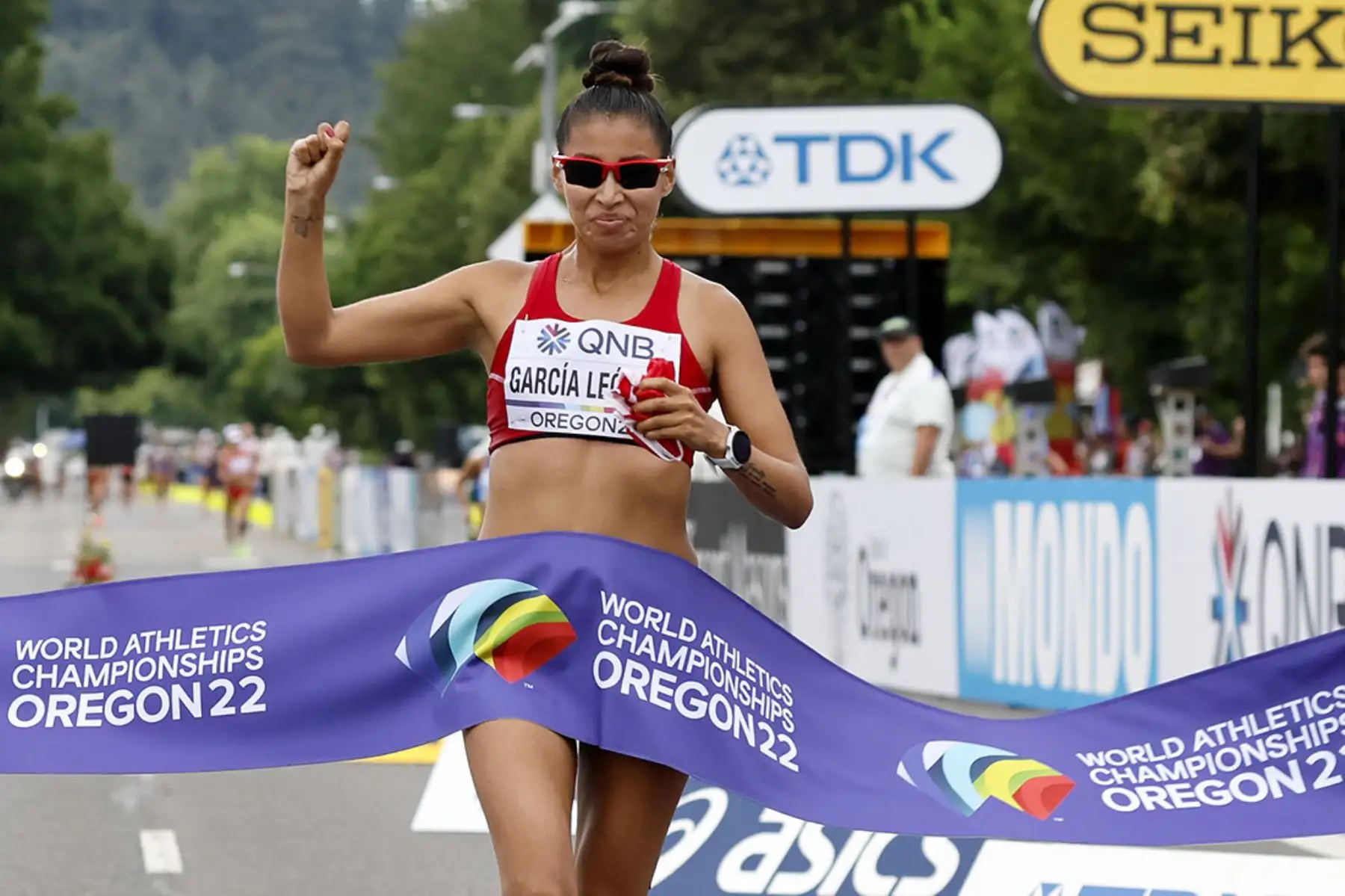 Eugene (Estados Unidos), 22 de julio de 2022.- Campeona mundial.  Kimberly García León gana la carrera de 35 km  en el Campeonato Mundial de Atletismo Oregon 2022 en Hayward Field en Eugene, EE. UU. Foto: EFE