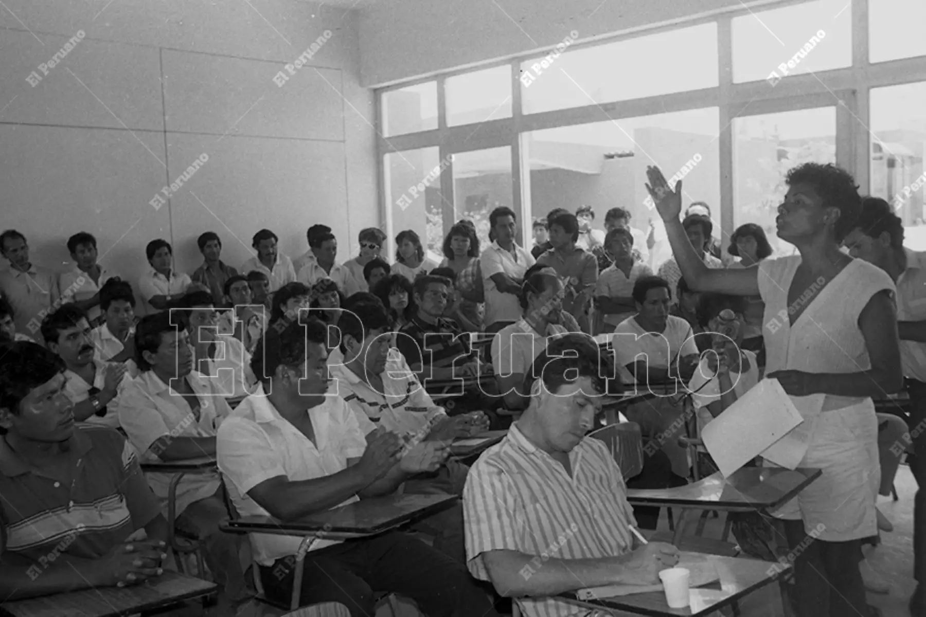 Lima - 14 febrero 1992 /  María Elena Moyano, teniente alcaldesa de Villa el Salvador, y dirigentes de base durante una asamblea comunal de rechazo a la violencia terrorista. 
Foto: Archivo Histórico de El Peruano
