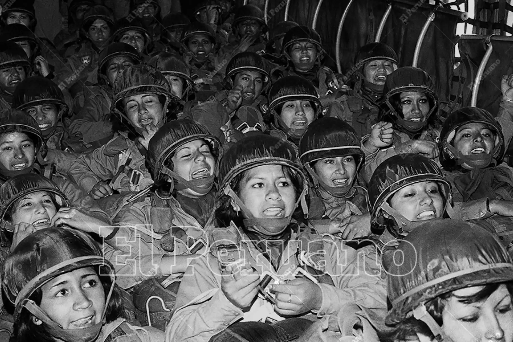 Lima - 23 setiembre 1975 / Pioneras. 226 mujeres paracaidistas efectuaron su segundo salto en Lomo de Corvina  conviertiéndose así en la primera promoción femenina de la División Aerotransportada del Ejército. Foto: Archivo Histórico de El Peruano