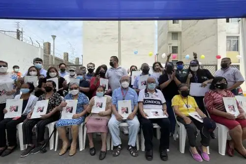 Los vecinos propietarios del complejo habitacional Patio Unión vienen recibiendo sus títulos de propiedad. Foto: Difuisión