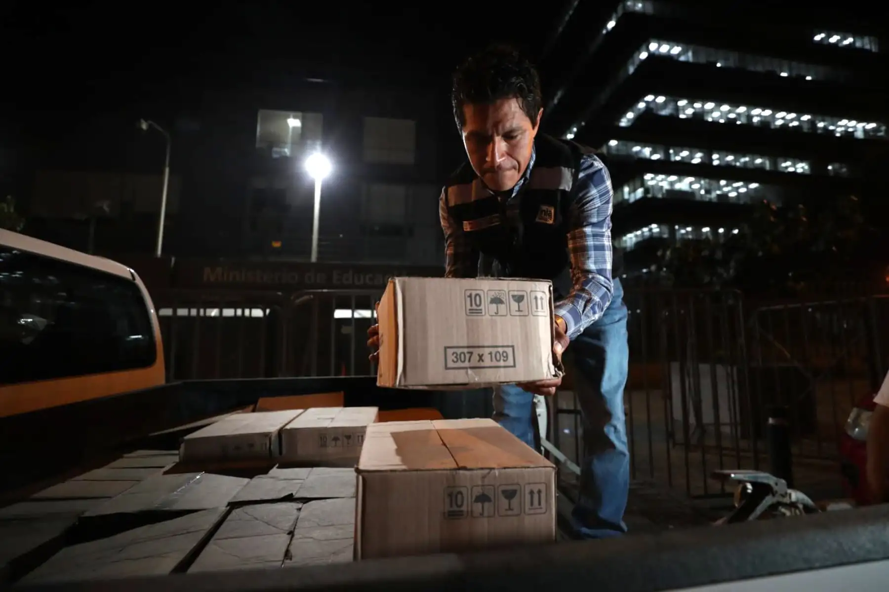 Son más de 15 000 insumos ganaderos, 4 toneladas de medicamentos, 7000 litros de agua y alimentos en conserva los que se distribuirán en Puno. Foto: PCM