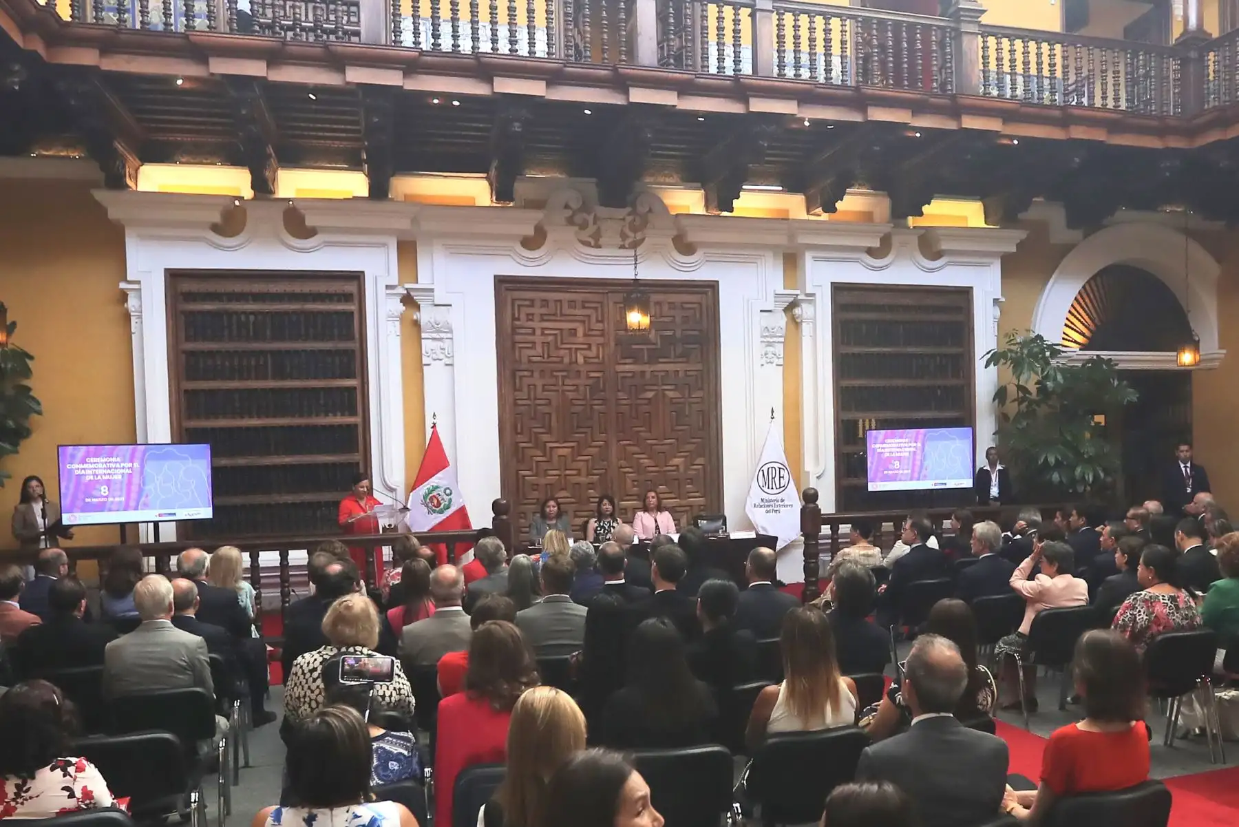 La presidenta Dina Boluarte asiste a la ceremonia por el Día Internacional de la Mujer en el Ministerio de Relaciones Exteriores.Foto: ANDINA/ Ricardo Cuba