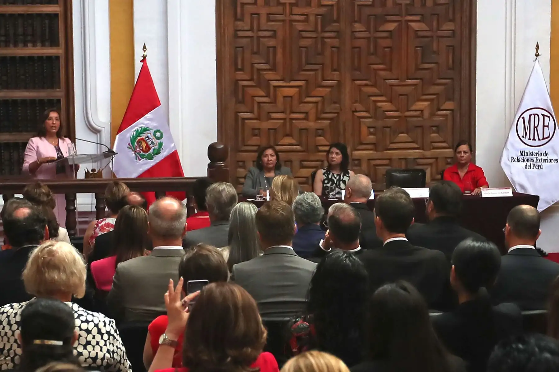 La presidenta Dina Boluarte asiste a la ceremonia por el Día Internacional de la Mujer en el Ministerio de Relaciones Exteriores. Foto: ANDINA/ Ricardo Cuba