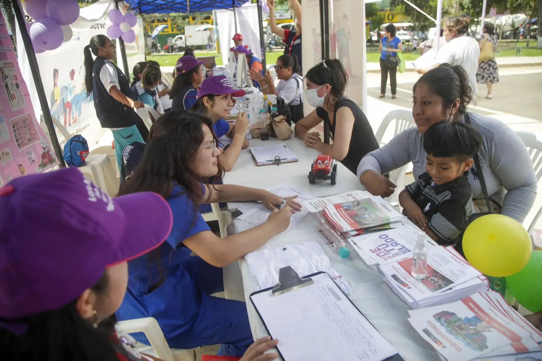 Bajo el lema “Por una vida en igualdad de derechos”, el Minsa conmemora el Día Internacional de la Mujer, a través una feria integral dedicada al colectivo femenino, a fin de brindar reconocimiento de sus derechos, de su trabajo, de su igualdad respecto al hombre y sobre todo de su integridad como persona.
Foto: ANDINA/Juan Carlos Guzmán Negrini