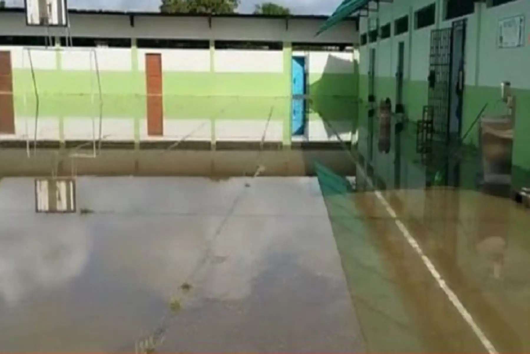 Los centros educativos presentan filtraciones en sus aulas, fisuras en las paredes y techos; así como el derrumbe de los cercos perimétricos. Foto: internet/medios.