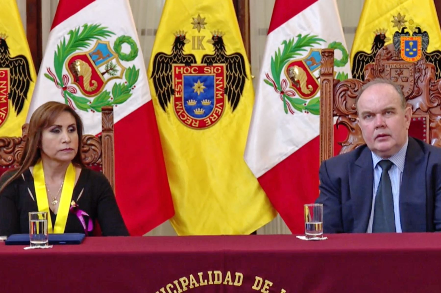 Patricia Benavides recibió la Medalla de Lima de manos del alcalde Rafael López Aliaga. ANDINA/Difusión