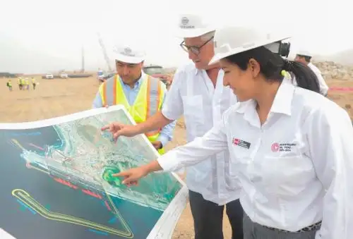 La ministra de Transportes y Comunicaciones, Paola Lazarte, inspeccionó los avances de las obras del terminal portuario de Chancay, ubicado en Huaral, una megainfraestructura que recibirá embarcaciones de grandes dimensiones para atender el crecimiento de la demanda portuaria, reducir costos del mercado nacional e internacional e impactar positivamente en la economía.