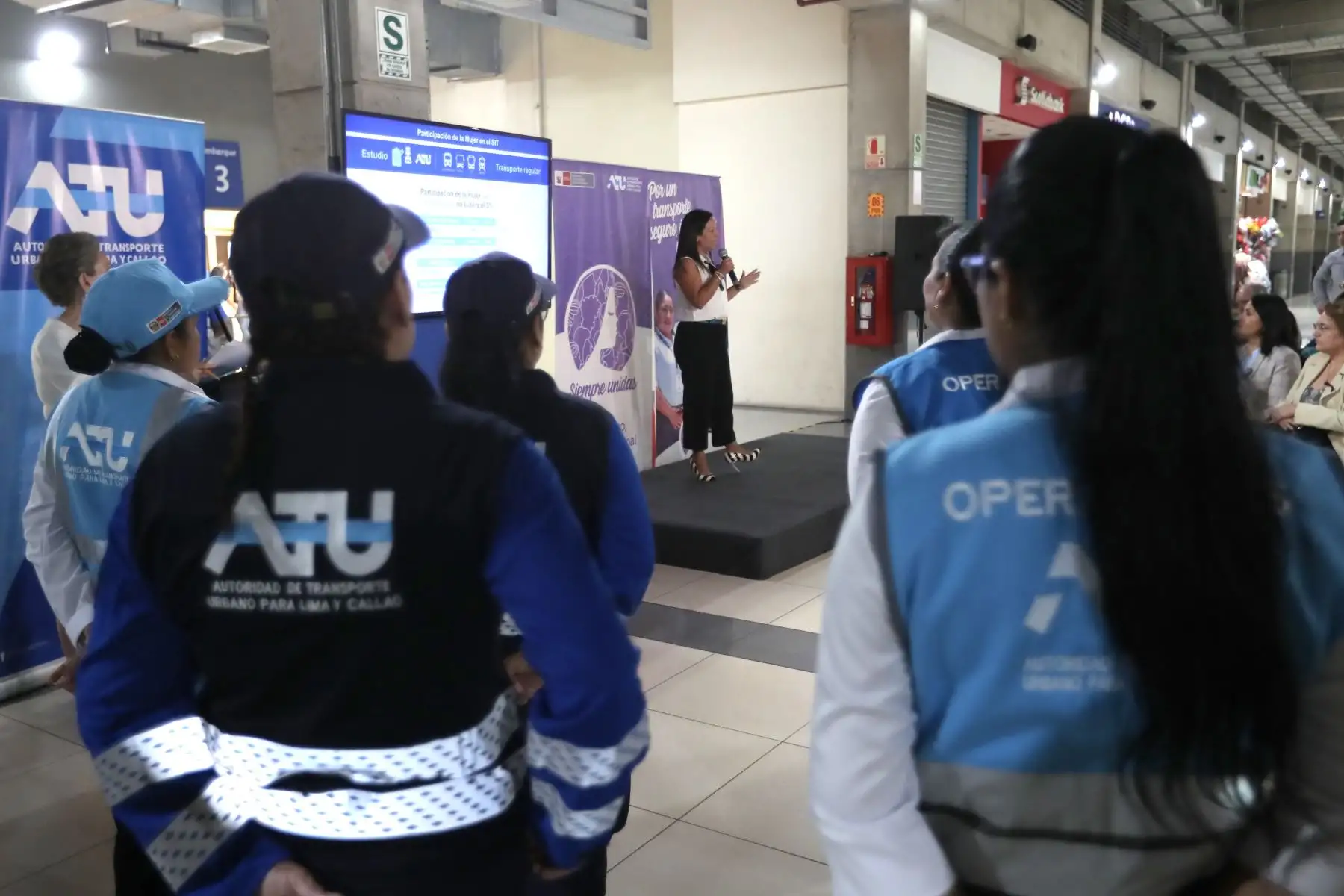 Como parte de sus acciones para reducir las brechas de género y empoderar a las mujeres en las organizaciones. 
Estuvieron presentes la presidenta de la ATU María Esperanza Jara Risco y la Congresista Patricia Juarez.

Foto: ANDINA/Ricardo Cuba