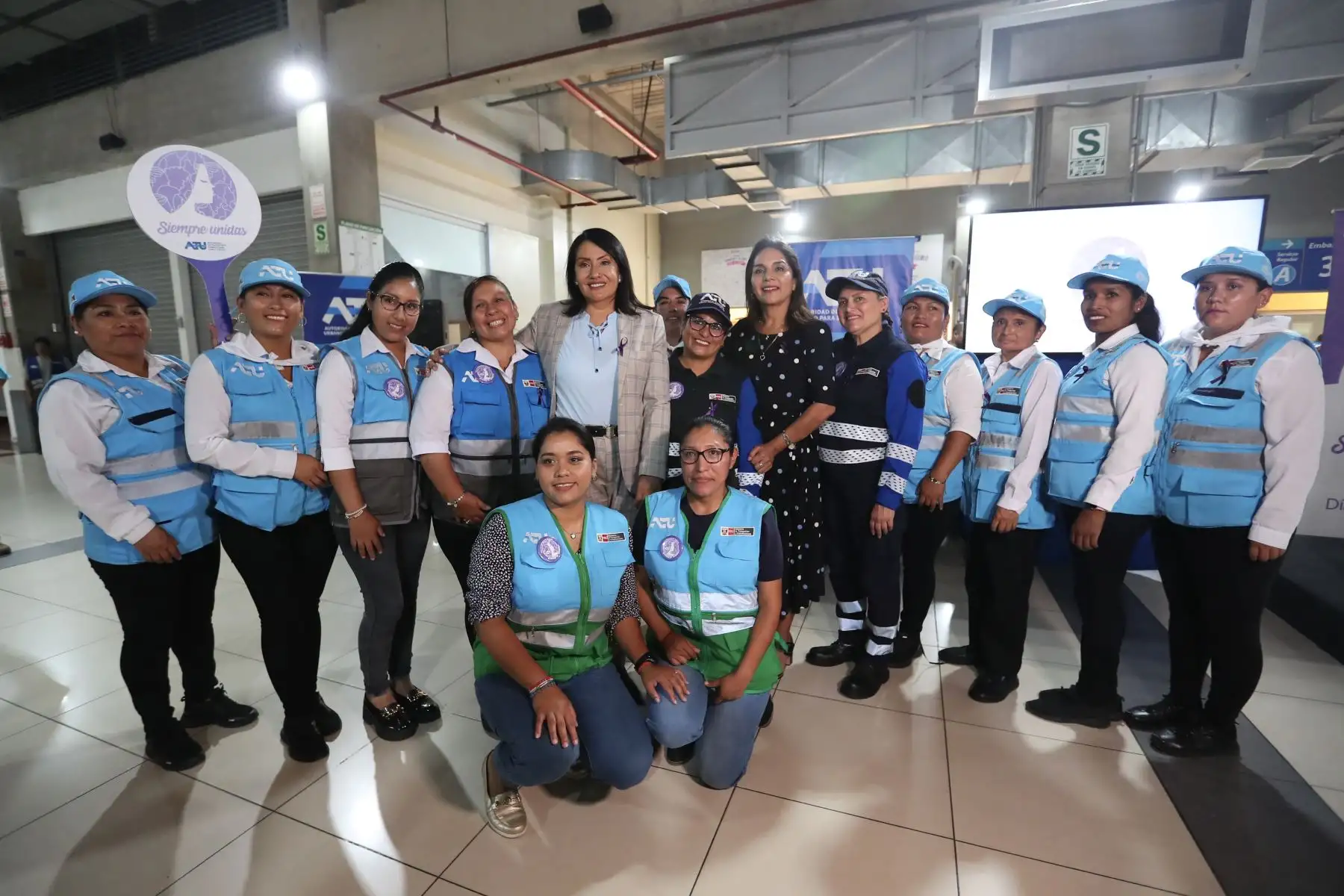 Como parte de sus acciones para reducir las brechas de género y empoderar a las mujeres en las organizaciones. 
Estuvieron presentes la presidenta de la ATU María Esperanza Jara Risco y la Congresista Patricia Juarez.

Foto: ANDINA/Ricardo Cuba