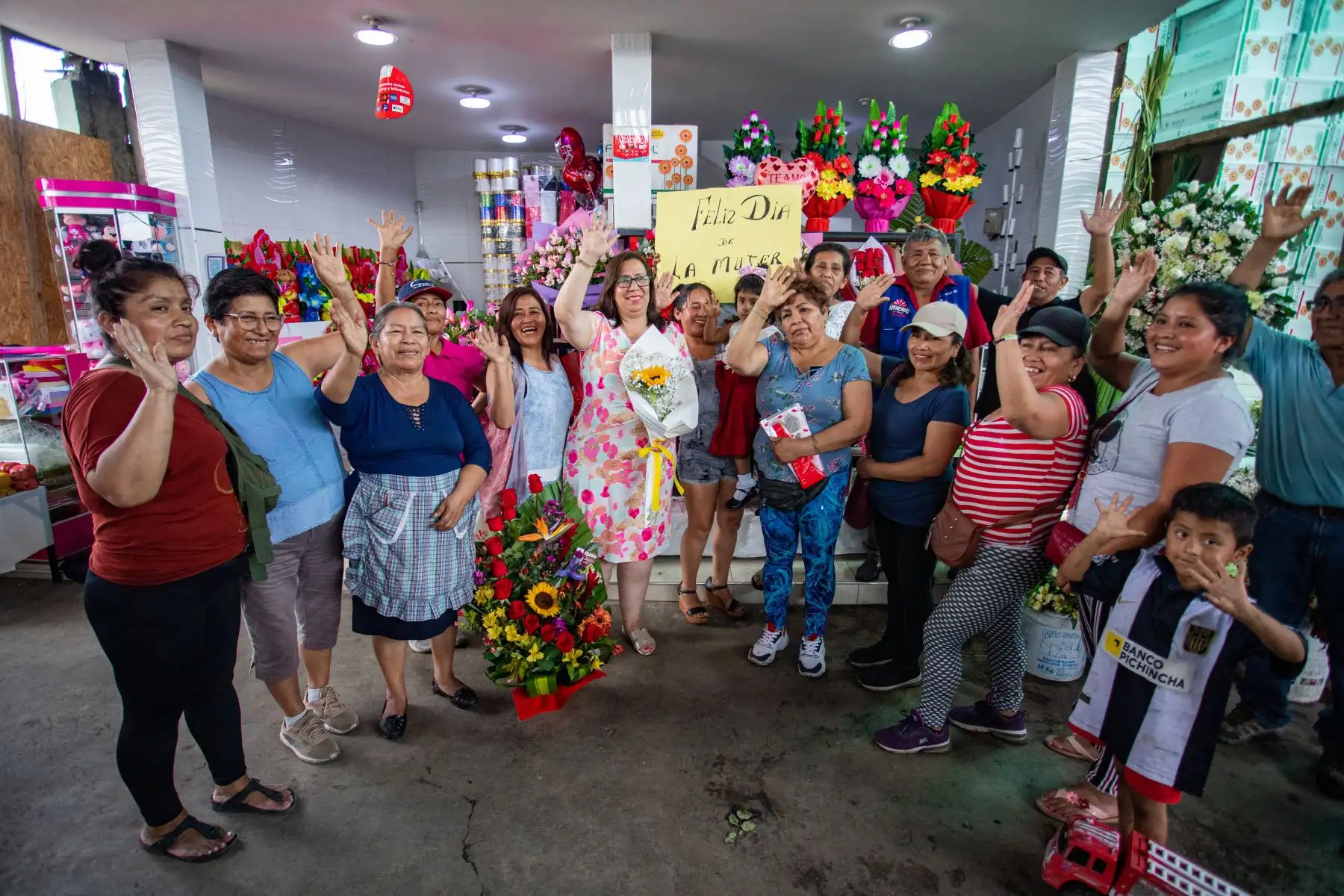 La Ministra de Desarrollo Agrario y Riego, Nelly Paredes, en el marco del día Internacional de la Mujer participó de la activación de la campaña “Por un Perú que Florece” que se realizó en el mercado de flores de Santa Rosa, en el Rímac.
Foto: ANDINA/MIDAGRI