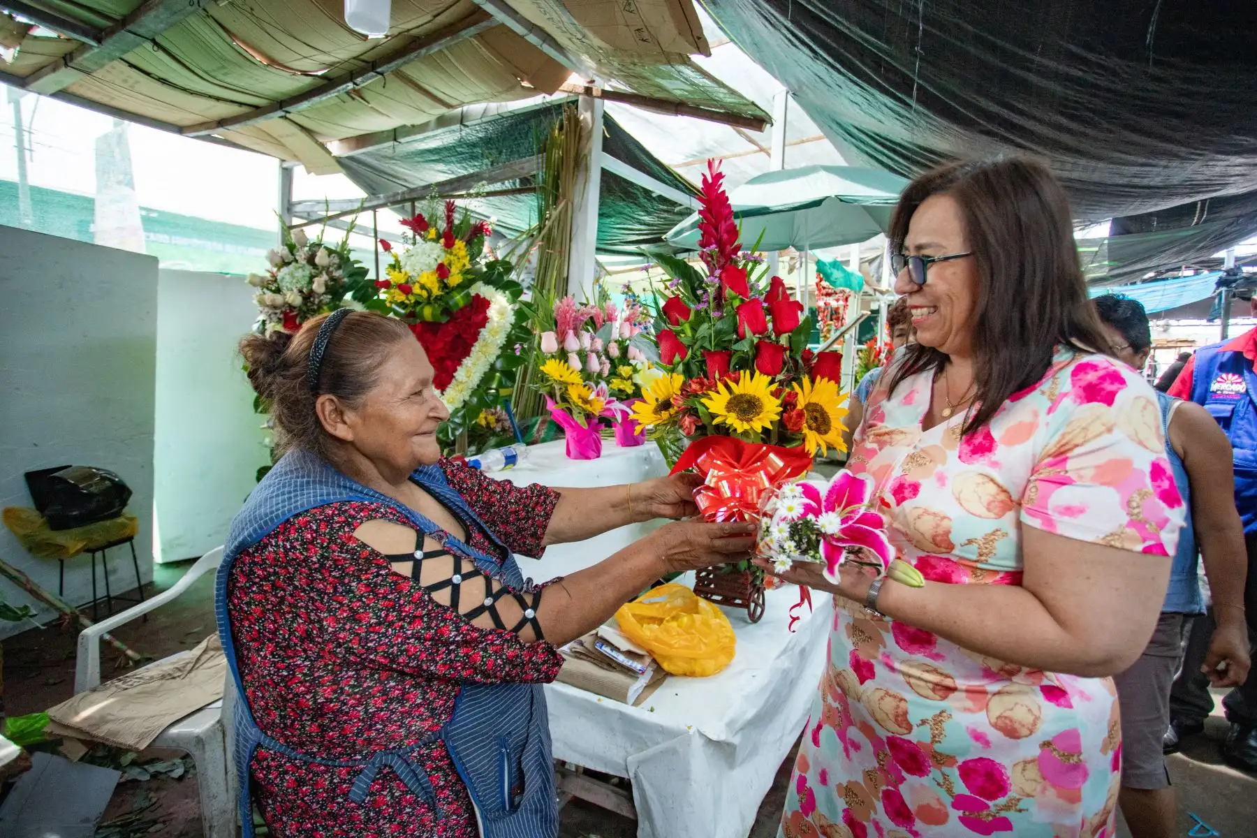 La Ministra de Desarrollo Agrario y Riego, Nelly Paredes, en el marco del día Internacional de la Mujer participó de la activación de la campaña “Por un Perú que Florece” que se realizó en el mercado de flores de Santa Rosa, en el Rímac.
Foto: ANDINA/MIDAGRI