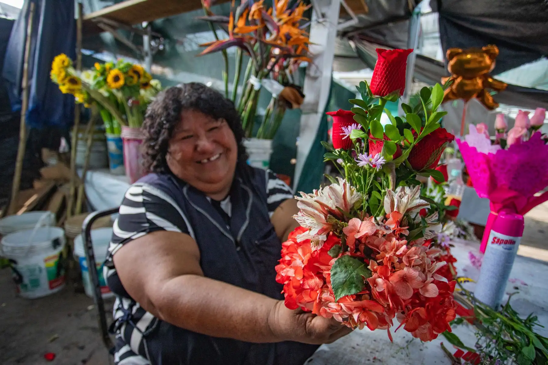 La Ministra de Desarrollo Agrario y Riego, Nelly Paredes, en el marco del día Internacional de la Mujer participó de la activación de la campaña “Por un Perú que Florece” que se realizó en el mercado de flores de Santa Rosa, en el Rímac.
Foto: ANDINA/MIDAGRI