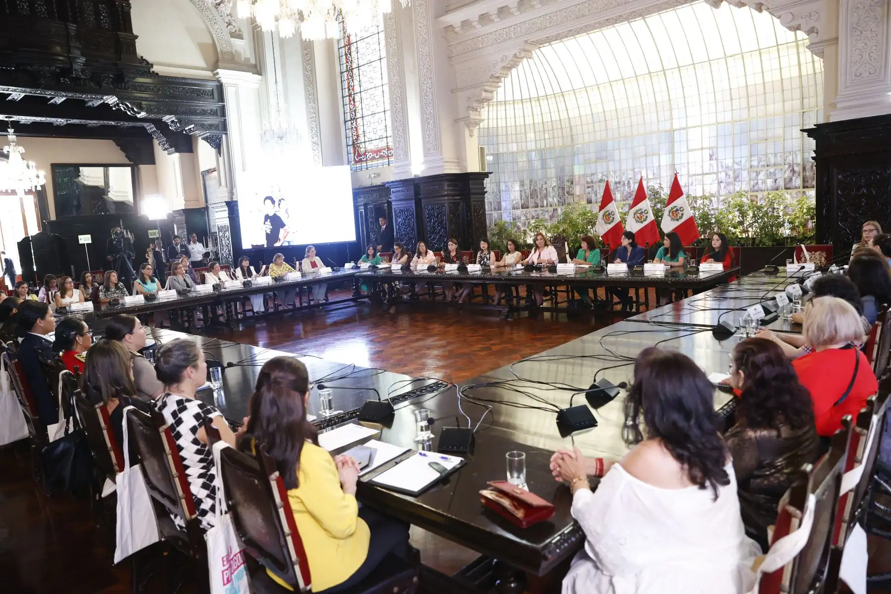 Jefa de Estado participó en reunión de trabajo junto a mujeres autoridades, y representantes de organizaciones sociales e instituciones castrenses con motivo del Día Internacional de la Mujer.
Foto: ANDINA/Presidencia Perú