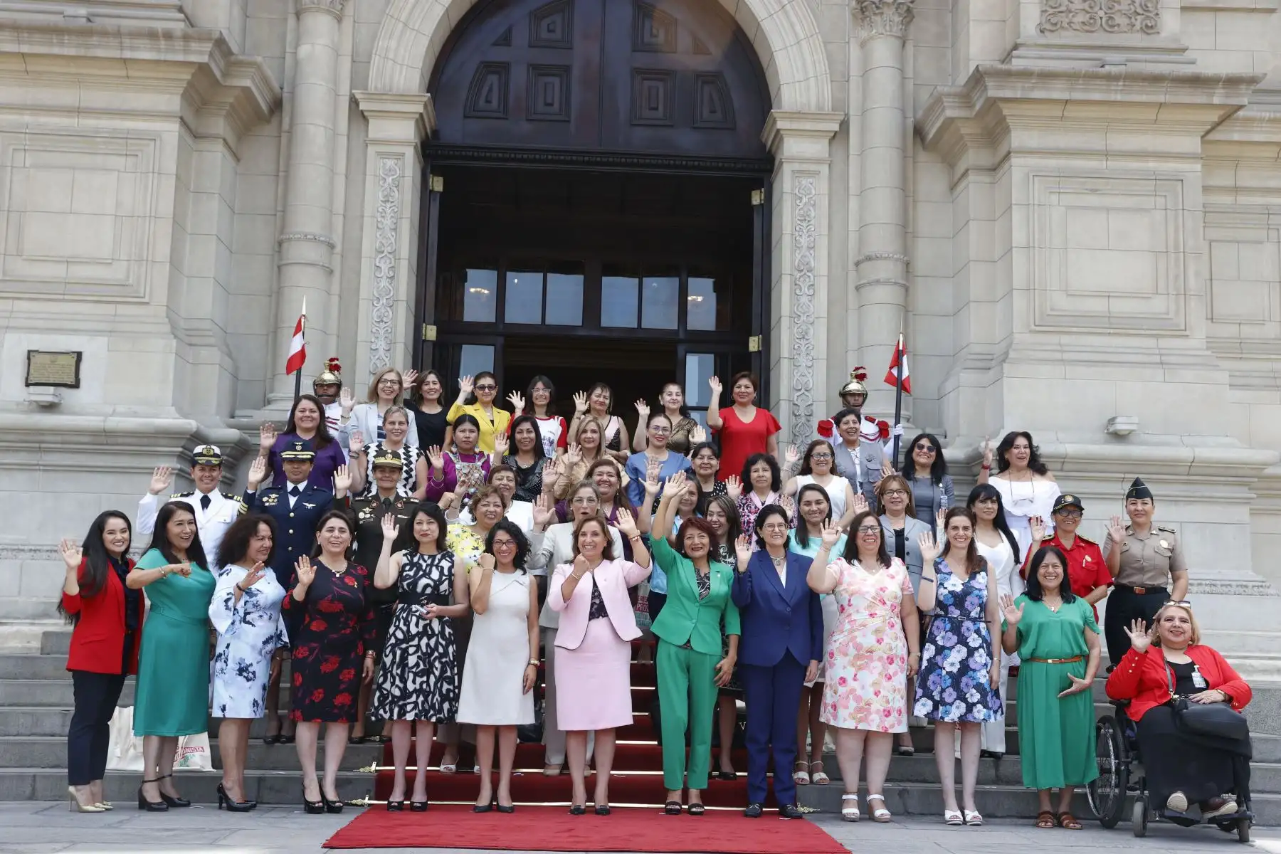 Jefa de Estado participó en reunión de trabajo junto a mujeres autoridades, y representantes de organizaciones sociales e instituciones castrenses con motivo del Día Internacional de la Mujer.
Foto: ANDINA/Presidencia Perú