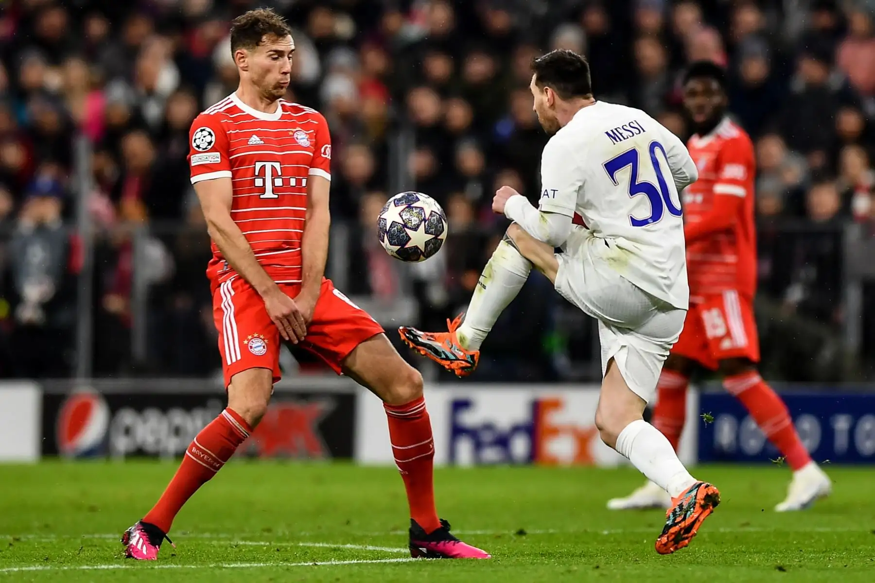 Bayern Munich en acción contra Lionel Messi del Paris Saint-Germain durante los octavos de final de la UEFA Champions League, partido de vuelta entre el Bayern Munich y el Paris Saint-Germain en Múnich, Alemania, Liga de Campeones, Alemania. Foto: EFE