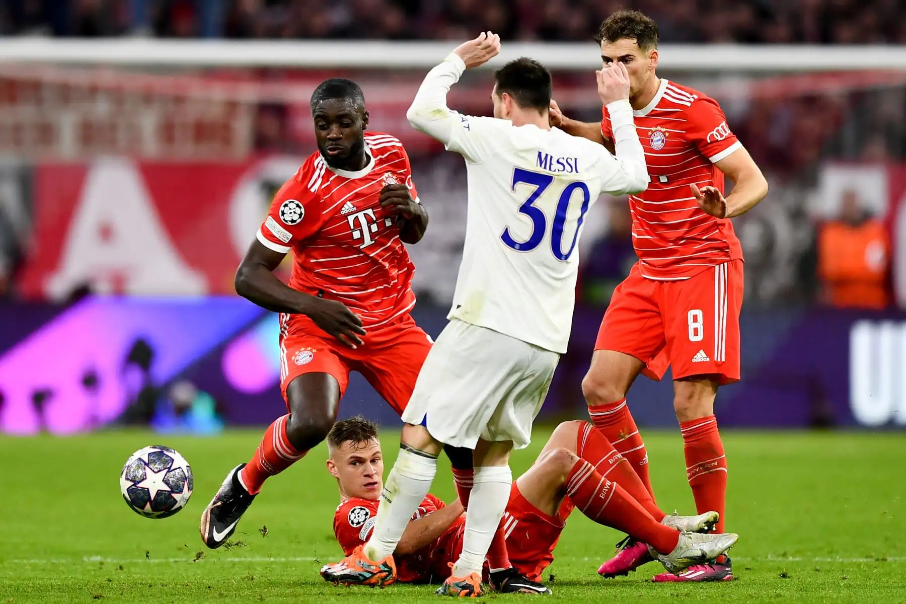 Bayern Munich, Joshua Kimmich del Bayern Munich, Lionel Messi del Paris Saint-Germain y Leon Goretzka del Bayern Munich en acción durante los octavos de final de la UEFA Champions League , partido de vuelta entre el Bayern de Múnich y el Paris Saint-Germain en Múnich, Alemania. Liga de Campeones.Foto: EFE