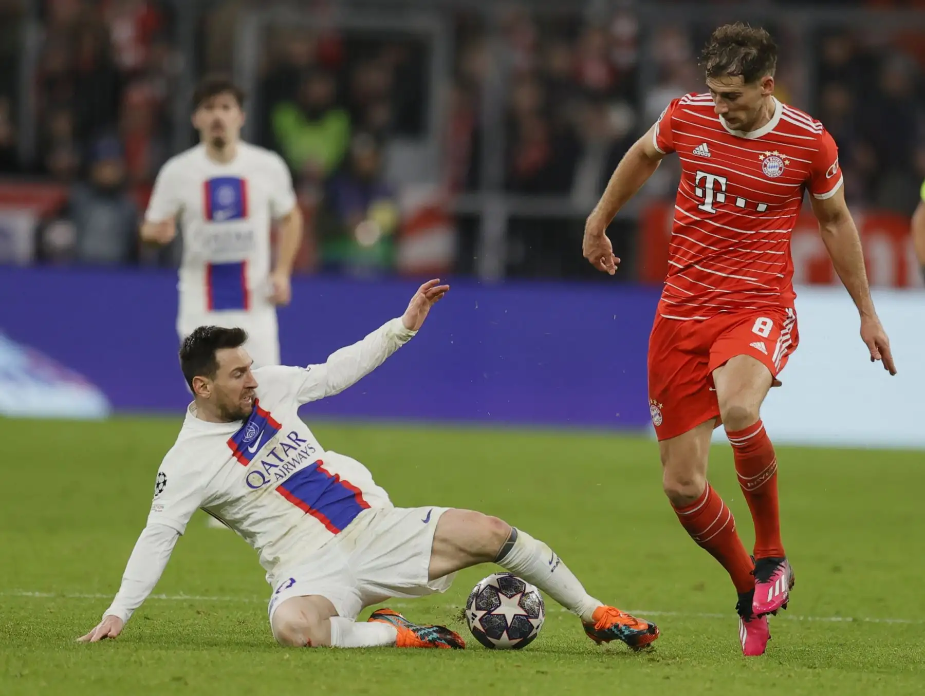 Bayern Munich en acción contra Lionel Messi del Paris Saint-Germain durante los octavos de final de la UEFA Champions League, partido de vuelta entre el Bayern Munich y el Paris Saint-Germain en Múnich, Alemania. Liga de Campeones. Foto: EFE