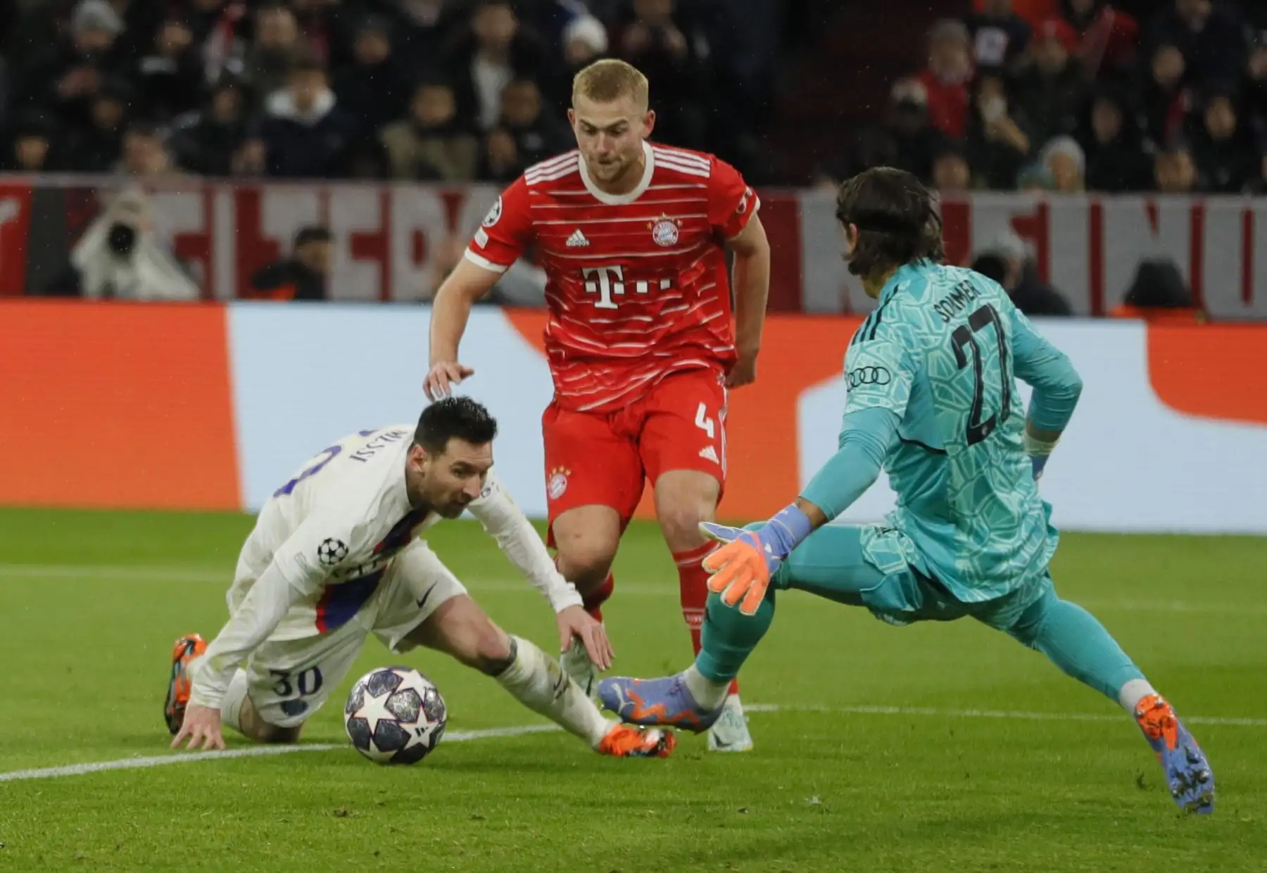El portero Yann Sommer y Matthijs de Ligt  del Bayern de Múnich en acción contra Lionel Messi  del Paris Saint-Germain durante los octavos de final de la UEFA Champions League, Partido de vuelta entre el Bayern de Múnich y el Paris Saint-Germain en Múnich, Alemania. Liga de Campeones. Foto: EFE