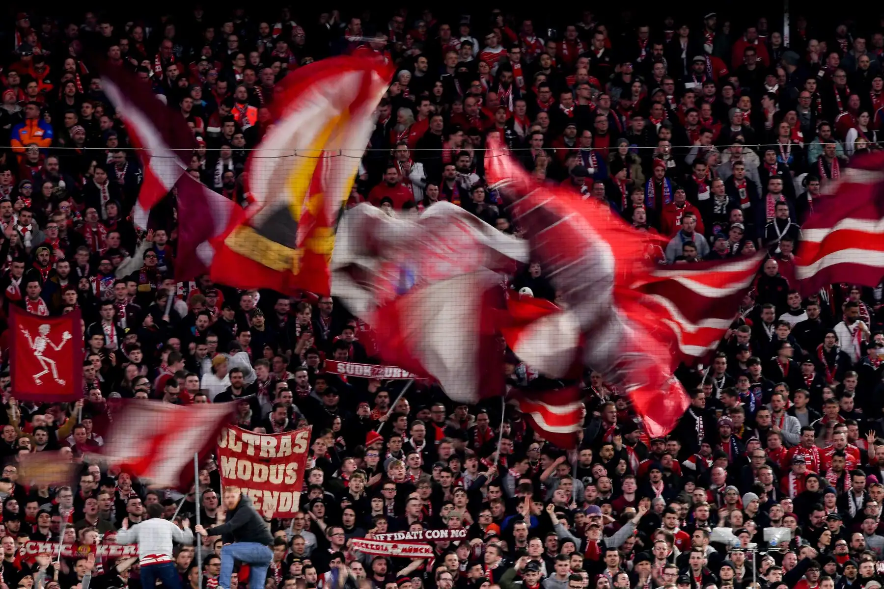 Los hinchas del Bayern Munich animan durante los octavos de final de la Liga de Campeones de la UEFA, partido de 2ª pierna entre el Bayern Munich y el Paris Saint-Germain en Munich, Alemania. Liga de Campeones. Foto: EFE