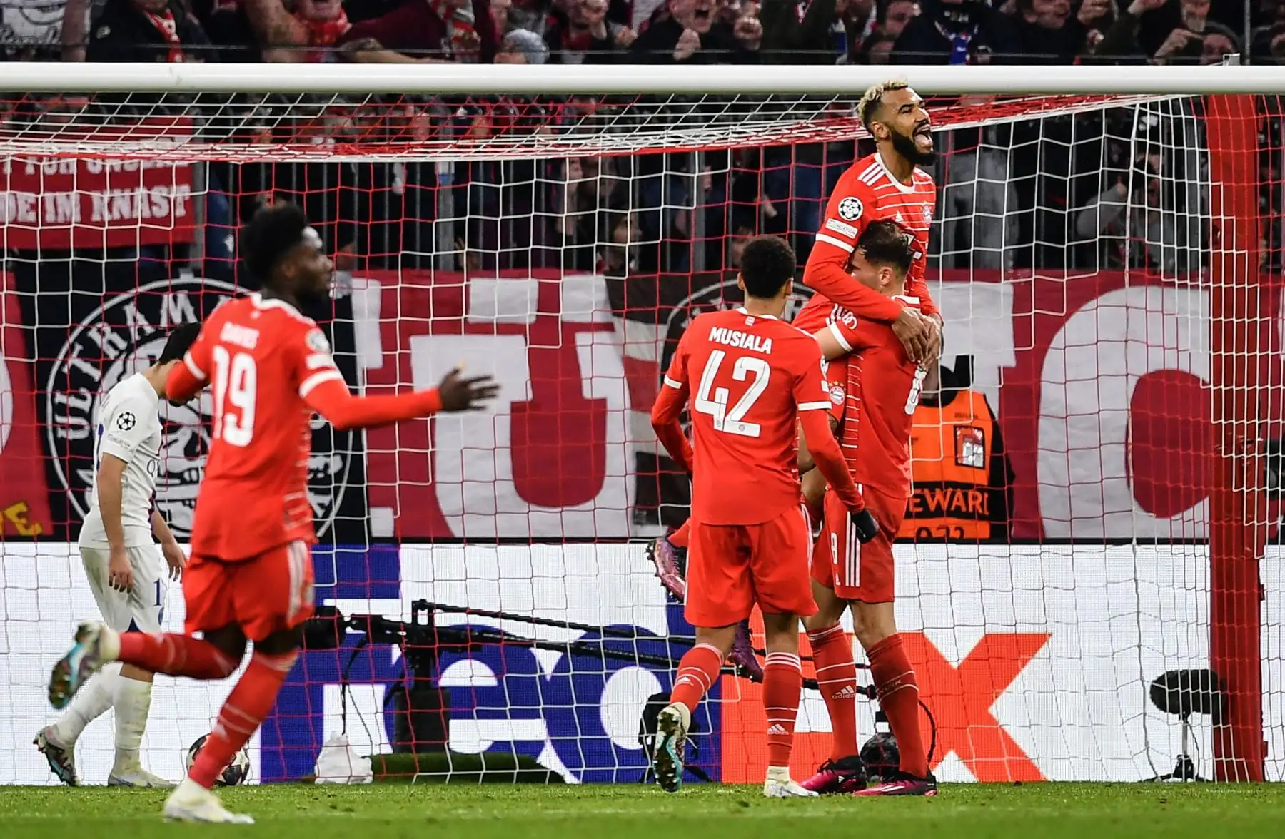 Eric Maxim Choupo-Moting  del Bayern de Múnich celebra con sus compañeros tras marcar el 1-0 en los octavos de final de la UEFA Champions League, partido de vuelta entre el Bayern Múnich y Paris Saint-Germain en Múnich, Alemania. Liga de Campeones. Foto: EFE