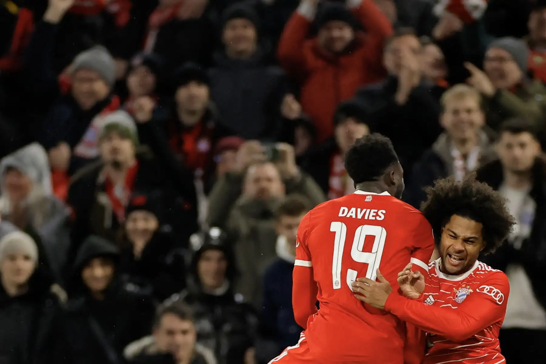 El centrocampista alemán del Bayern de Múnich, Serge Gnabry, celebra con el centrocampista canadiense del Bayern de Múnich, Alphonso Davies, después de anotar el gol de 2-0 durante los octavos de final de la Liga de Campeones de la UEFA, partido de fútbol de ida y vuelta FC Bayern de Múnich contra el Paris Saint-Germain FC en Múnich, en el sur de Alemania. el 8 de marzo de 2023.