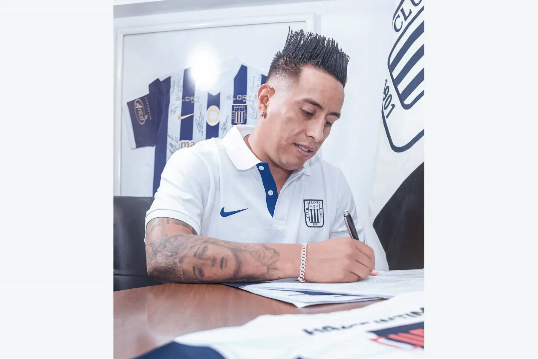 Christian Cueva firmó por Alianza Lima y mañana será presentado oficialmente por el club blanquiazul que con su contratación cerró su plantel para la temporada 2023.
Foto: Alianza Lima